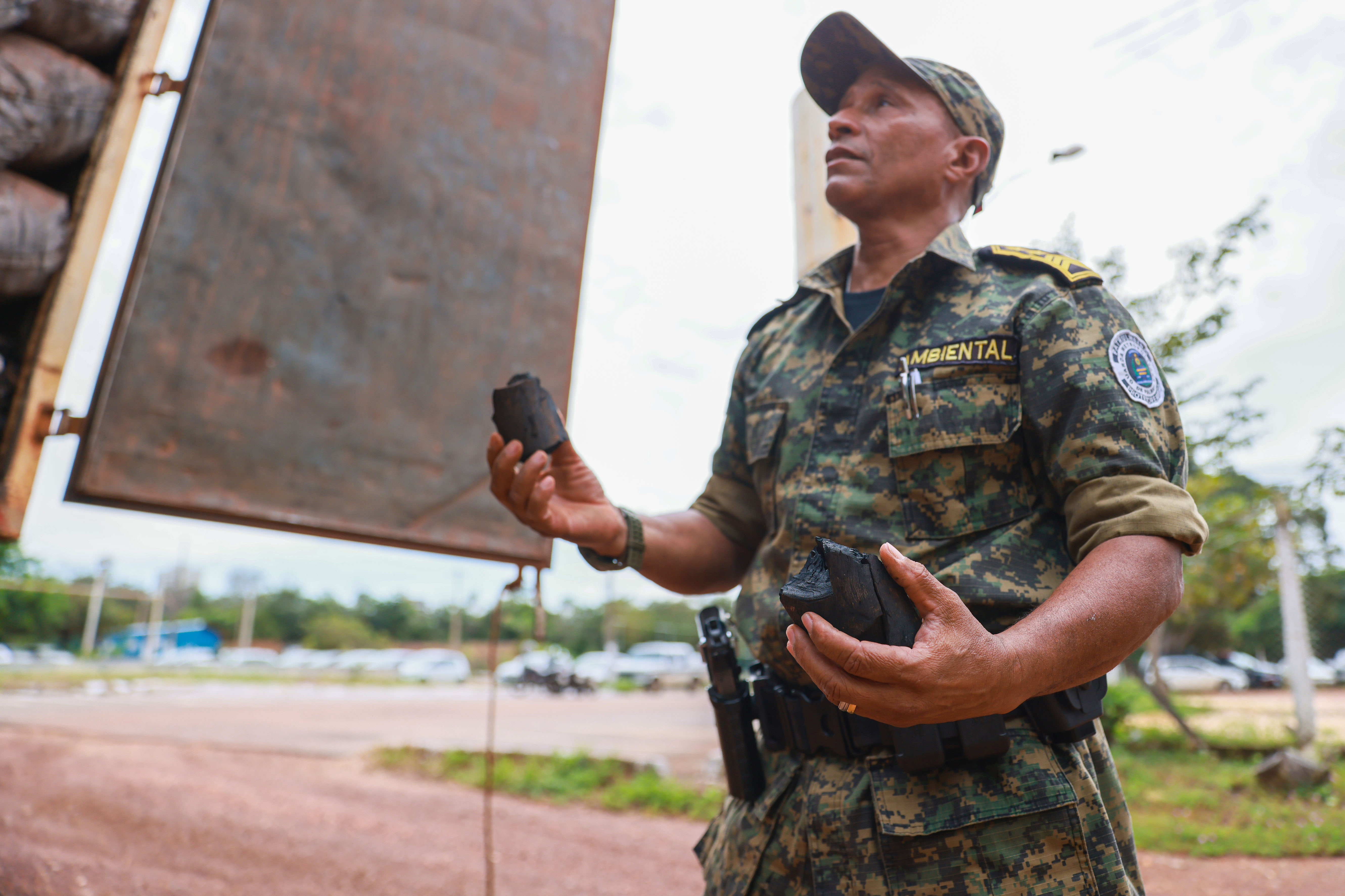24/03/2025 - Caminhão com carga irregular de carvão é apreendido pela Guarda Metropolitana AmbientalLocal: Quartel da Guarda Metropolitana - Palmas - TOFoto: Júnior Suzuki