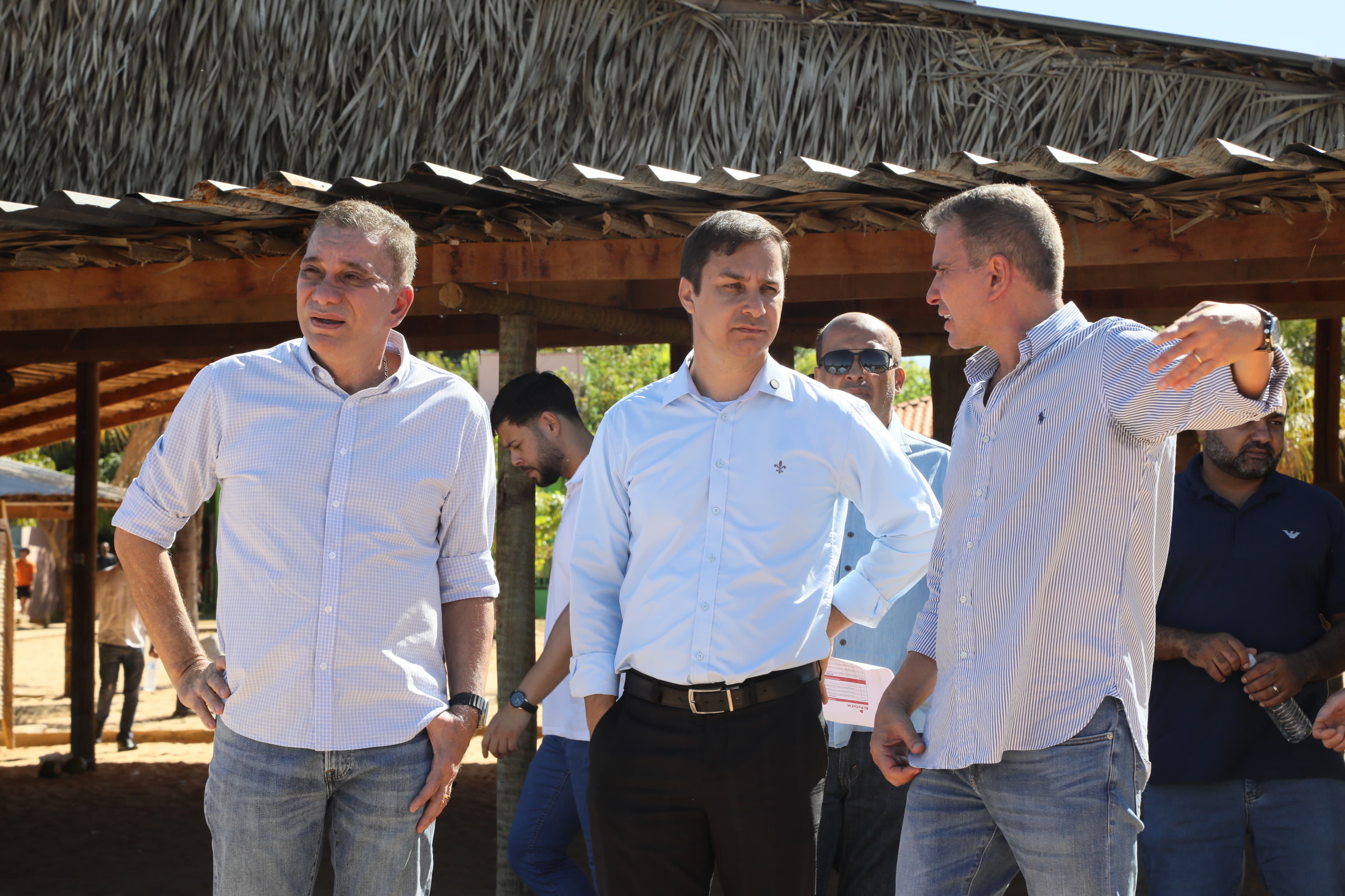 
Prefeito em exercício Pastor Carlos Velozo e secretário da Zeladoria Urbana, Marcílio Ávila, acompanharam o início da ação