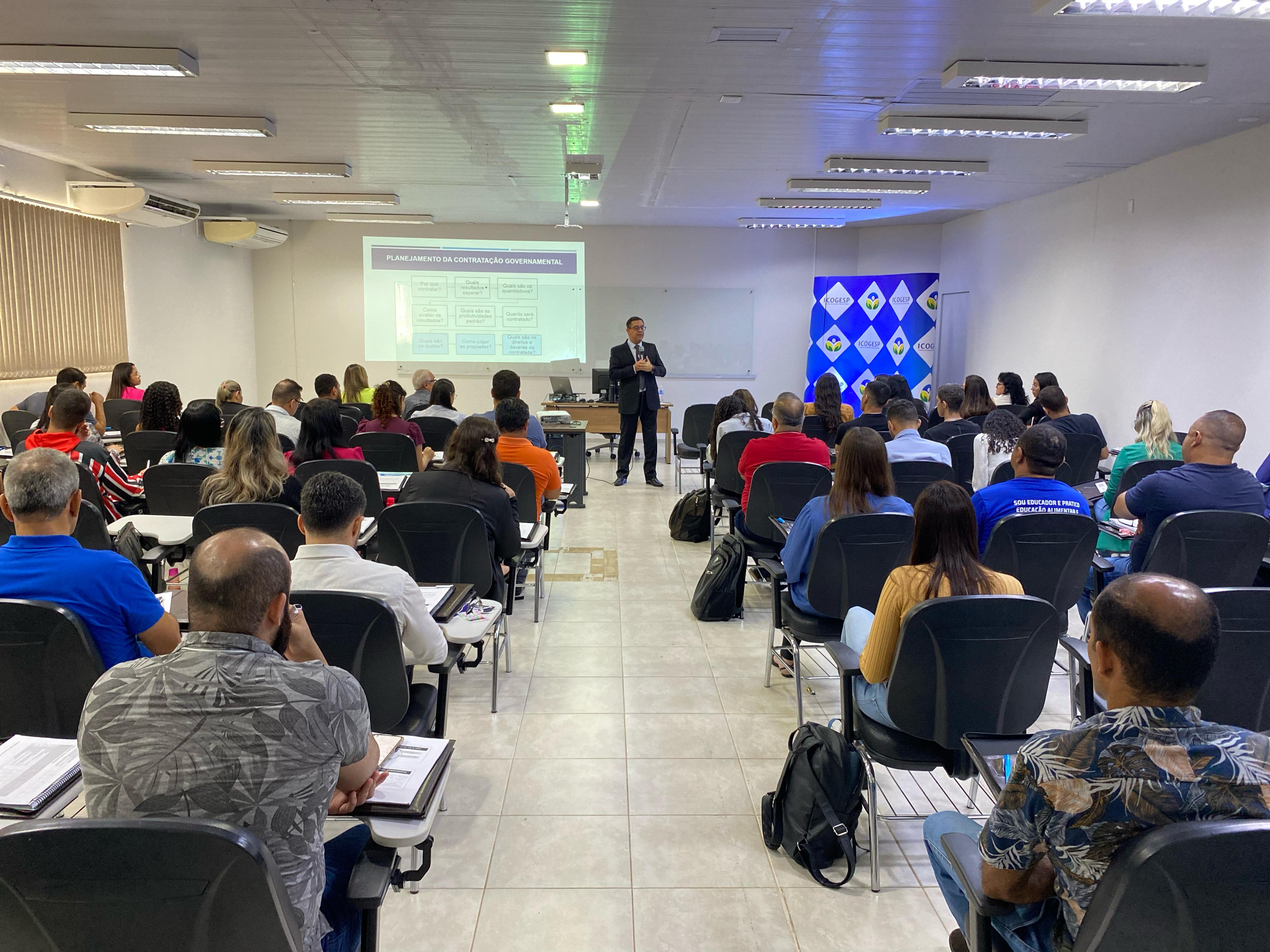 Instituto 20 de Maio promove curso de gestão e fiscalização de contratos administrativos para servidores