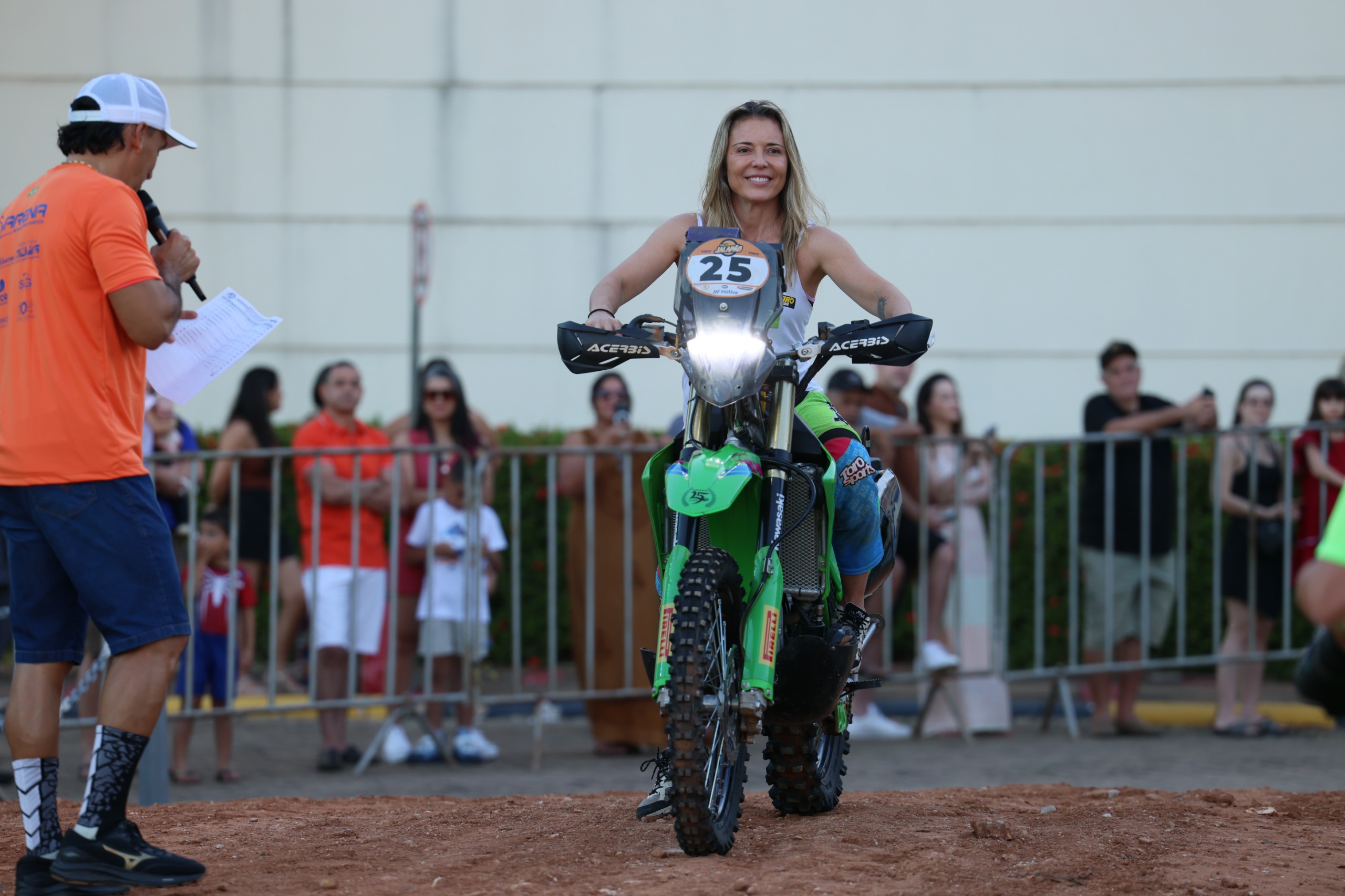 Moara Sacilotti é a primeira mulher a competir na categoria motos e segue reinando absoluta