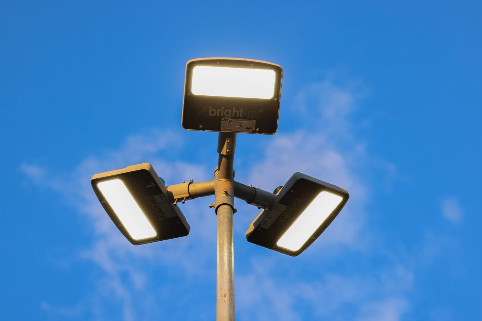 Foram instaladas 65 luminárias distribuídas em 22 postes, 9 refletores e outras 20 no entorno da praça