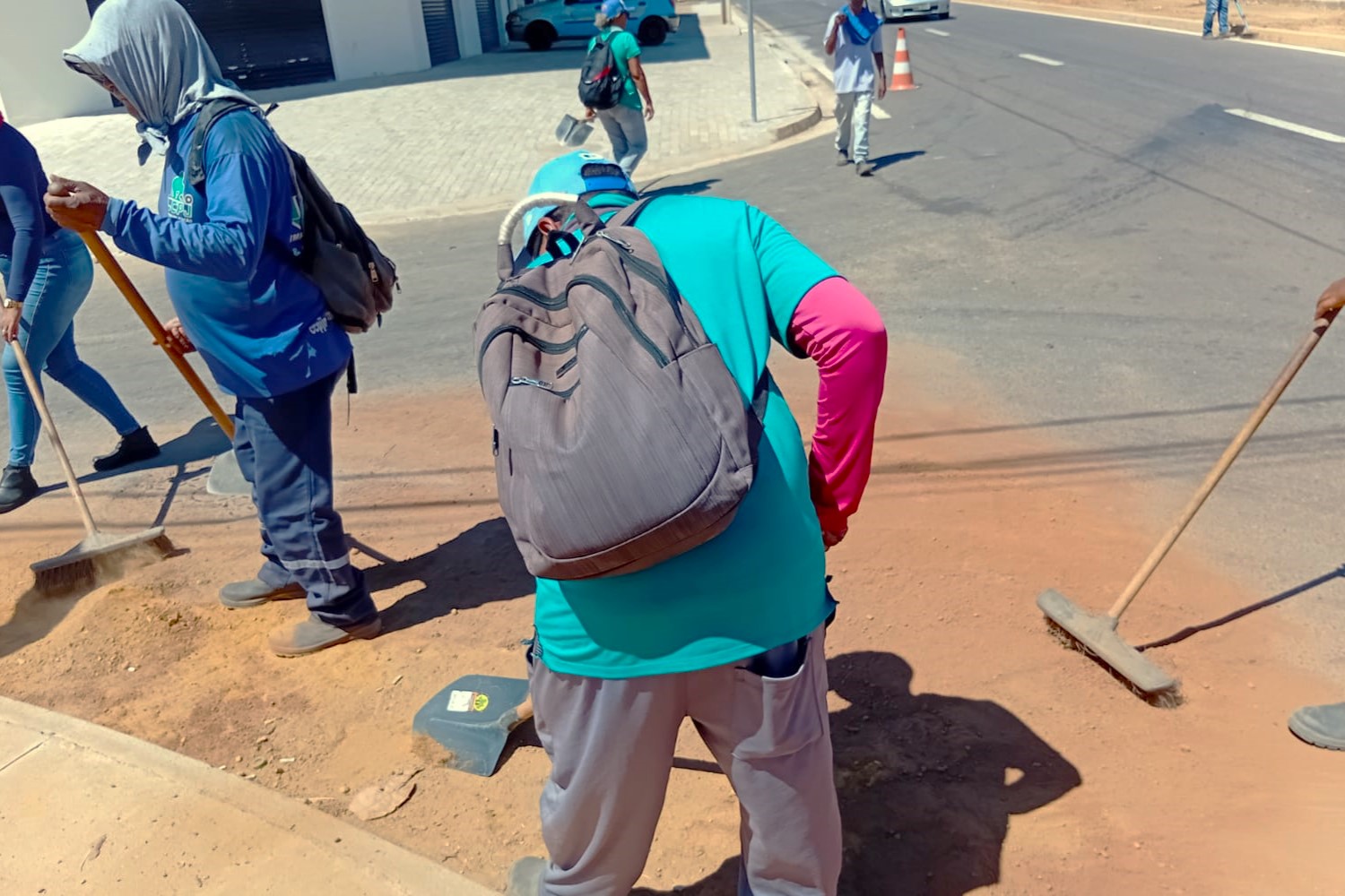 Trabalhadores na Avenida Taquaruçu, em Taquaralto.