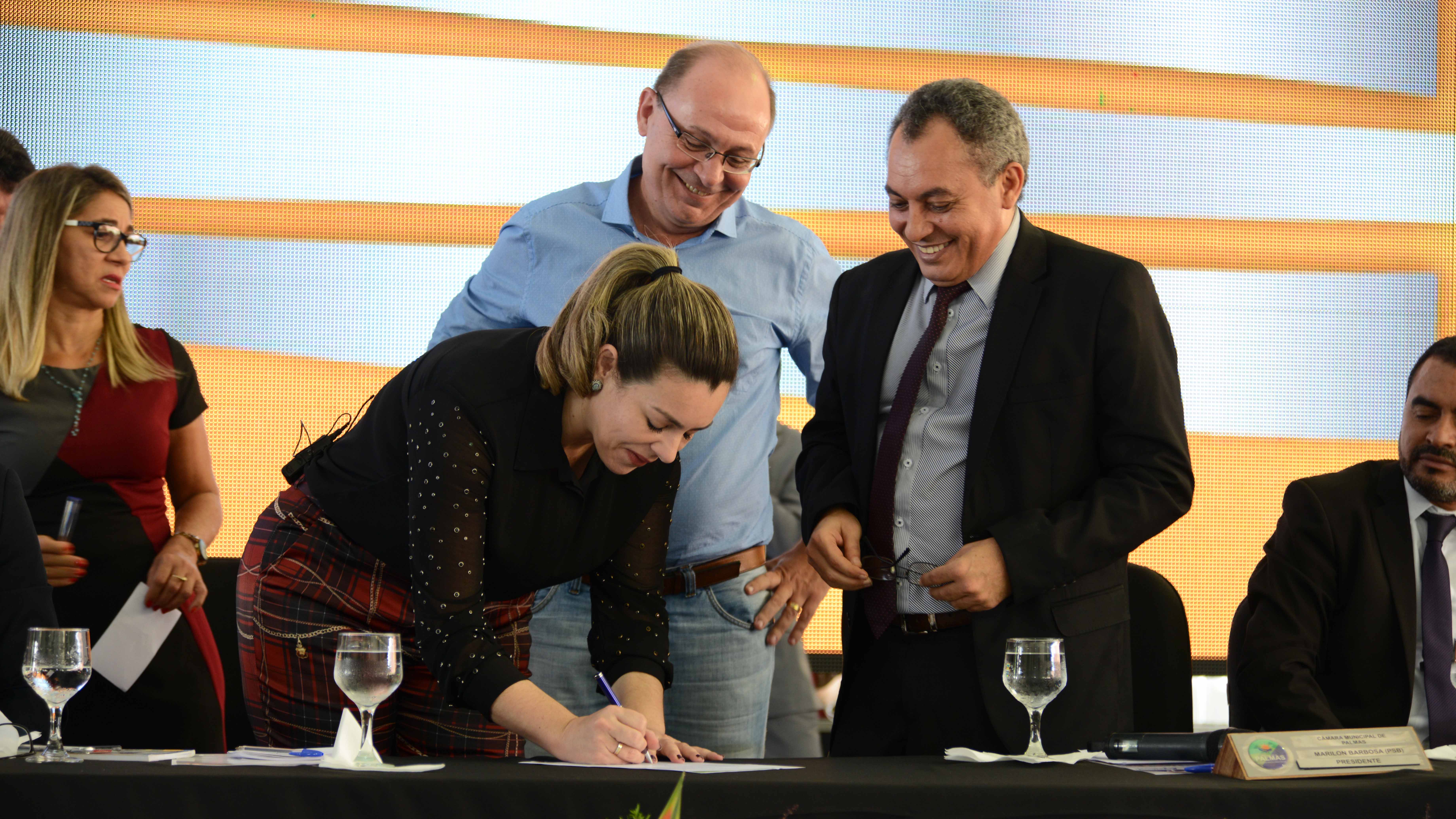 Prefeita Cinthia Ribeiro assina ordens de serviço para obras e benefícios a Taquaruçu e Buritirana