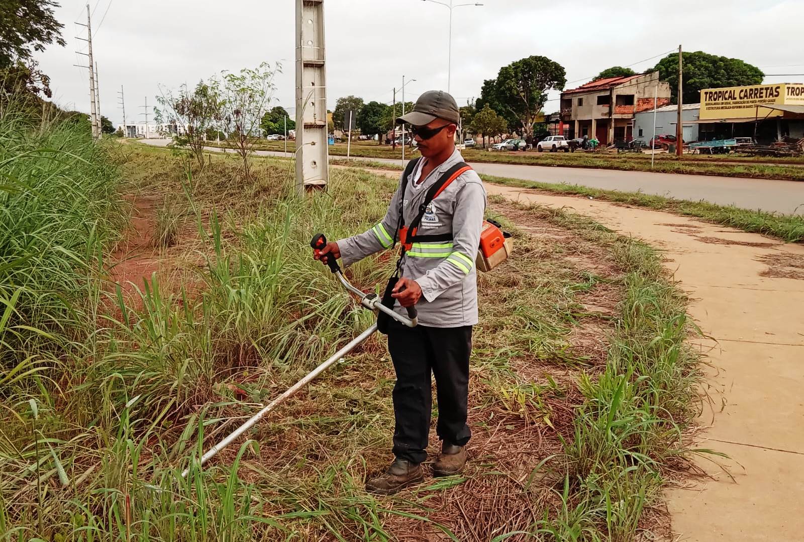 Jardim Aureny III e Taquaralto recebem serviços de roçagem de áreas verdes nesta segunda-feira, 10