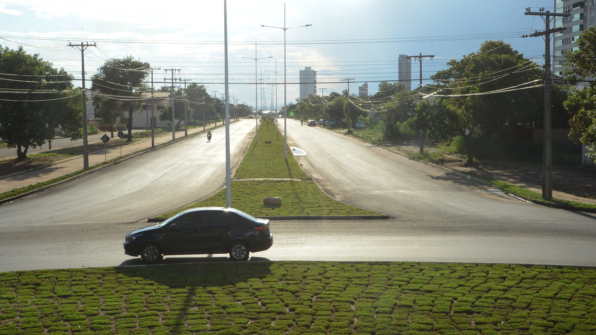 Prefeitura inicia paisagismo em trecho da Avenida LO-05