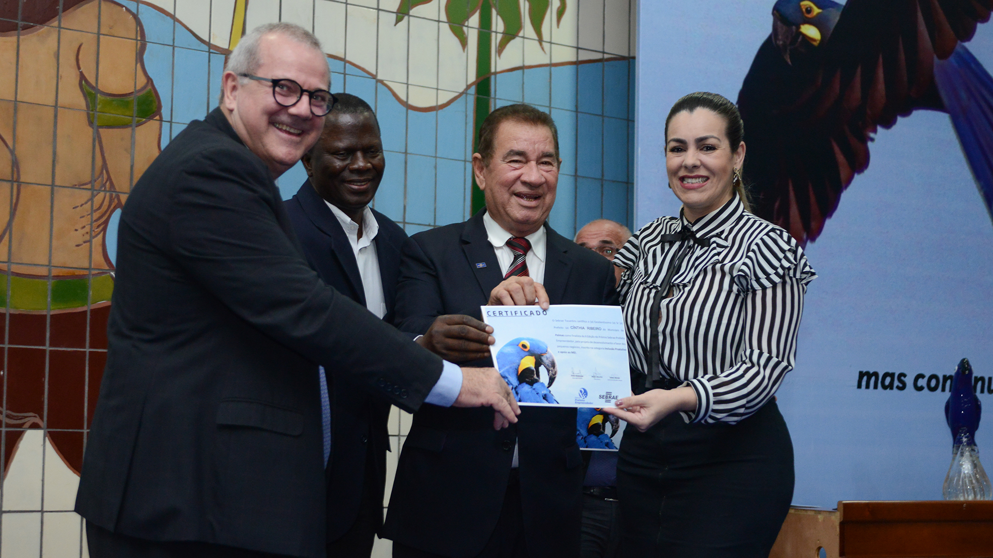 Prefeita Cinthia Ribeiro recebe Troféu Sebrae Arara Azul, no Prêmio Prefeito Empreendedor