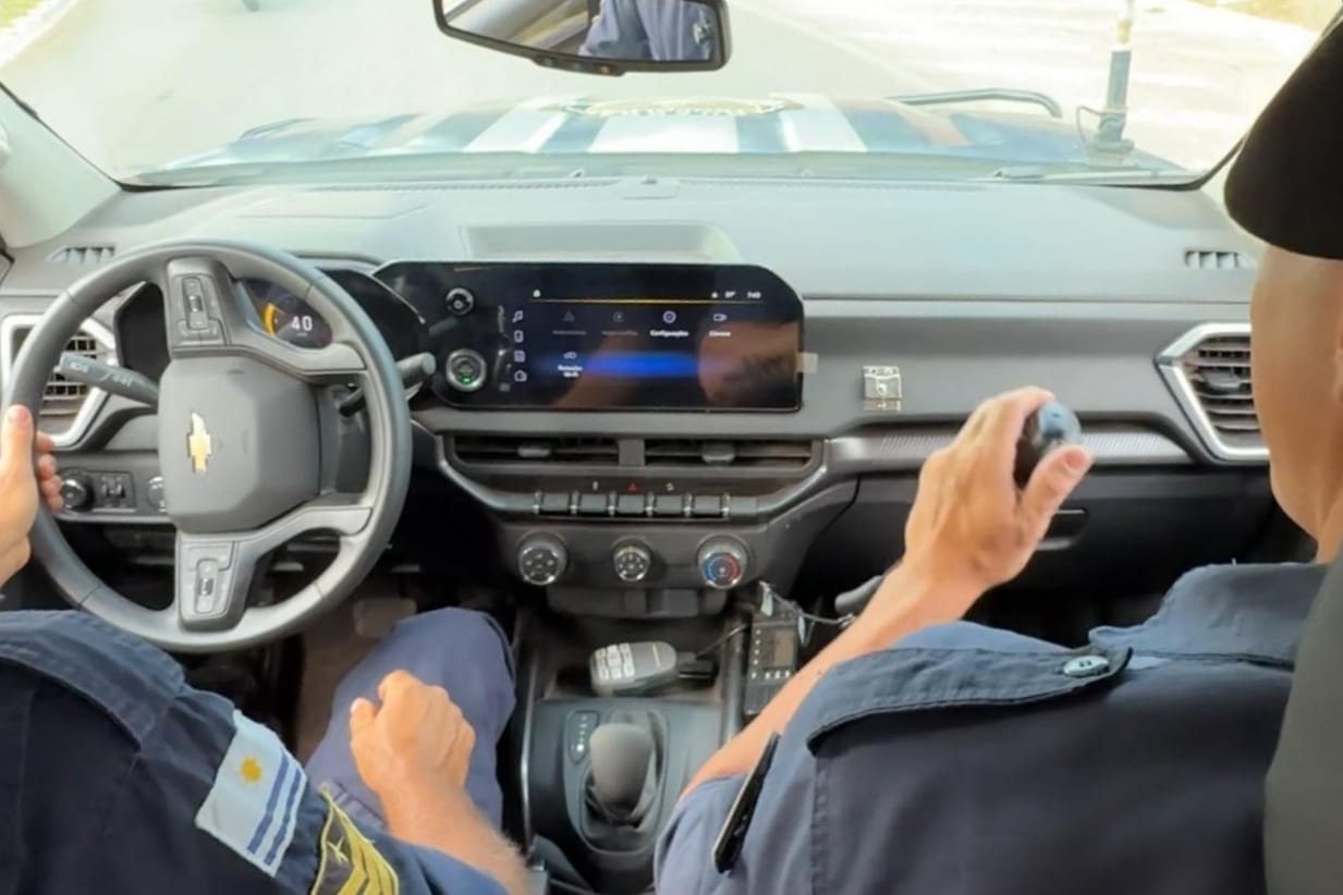 Veículos são camionete S-10,  todas equipadas  com rádio de comunicação digital fixo,  rádio HT portátil e porta arma longa