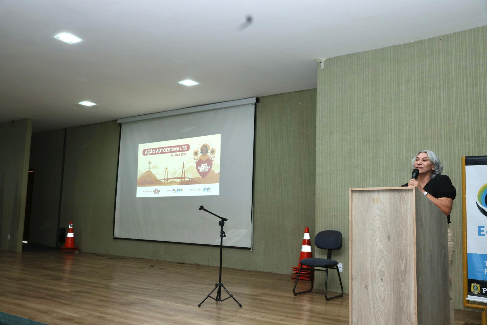 Marisa Salez durante ação com instituto Love Together Brasil
