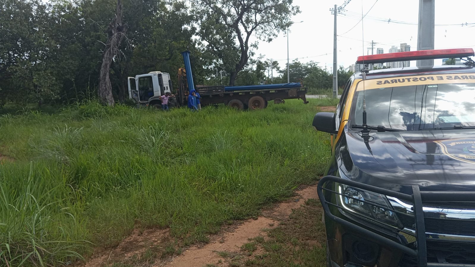 Fiscalização retira bases de publicidade instaladas indevidamente em área pública