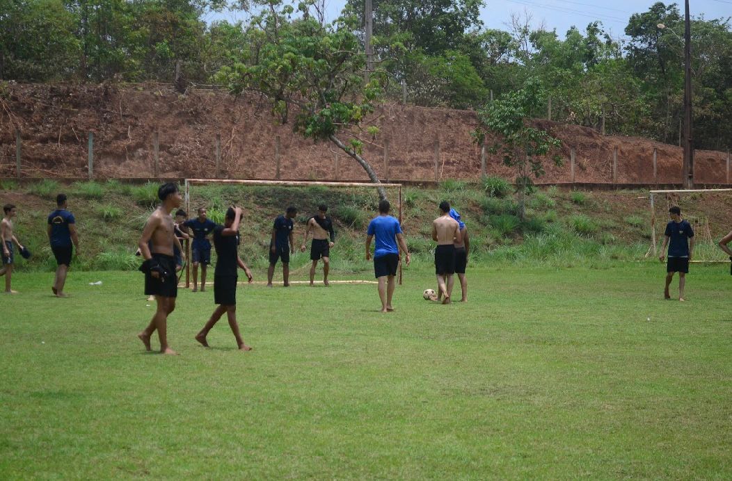 Jovens aproveitaram o momento de lazer para jogar futebol - Fotos: divulgação GMP