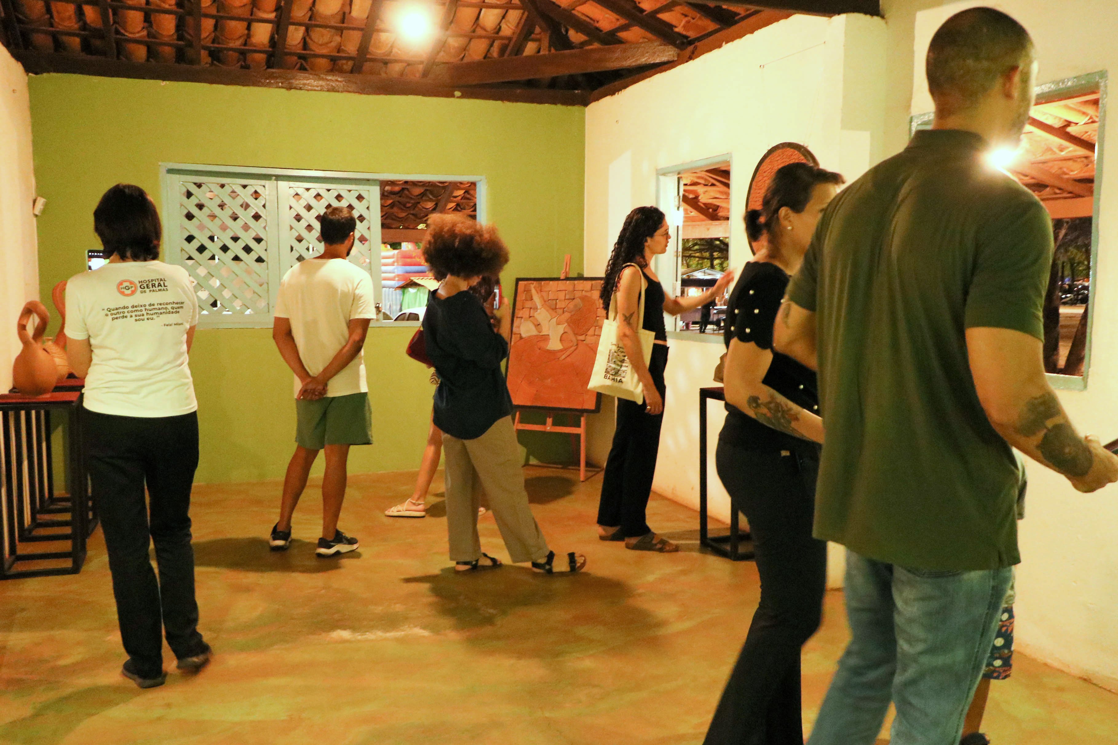 Quem foi ao evento já pôde apreciar as 12 peças de cerâmica que compõem a exposição ‘Dança do Pote’, que é gratuita e tem classificação livre