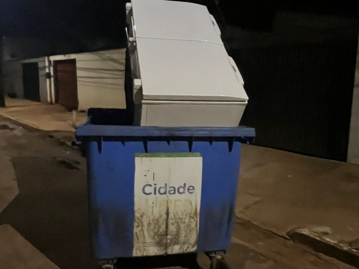 O grupo utilizou um contêiner de coleta de lixo para transportar o equipamento