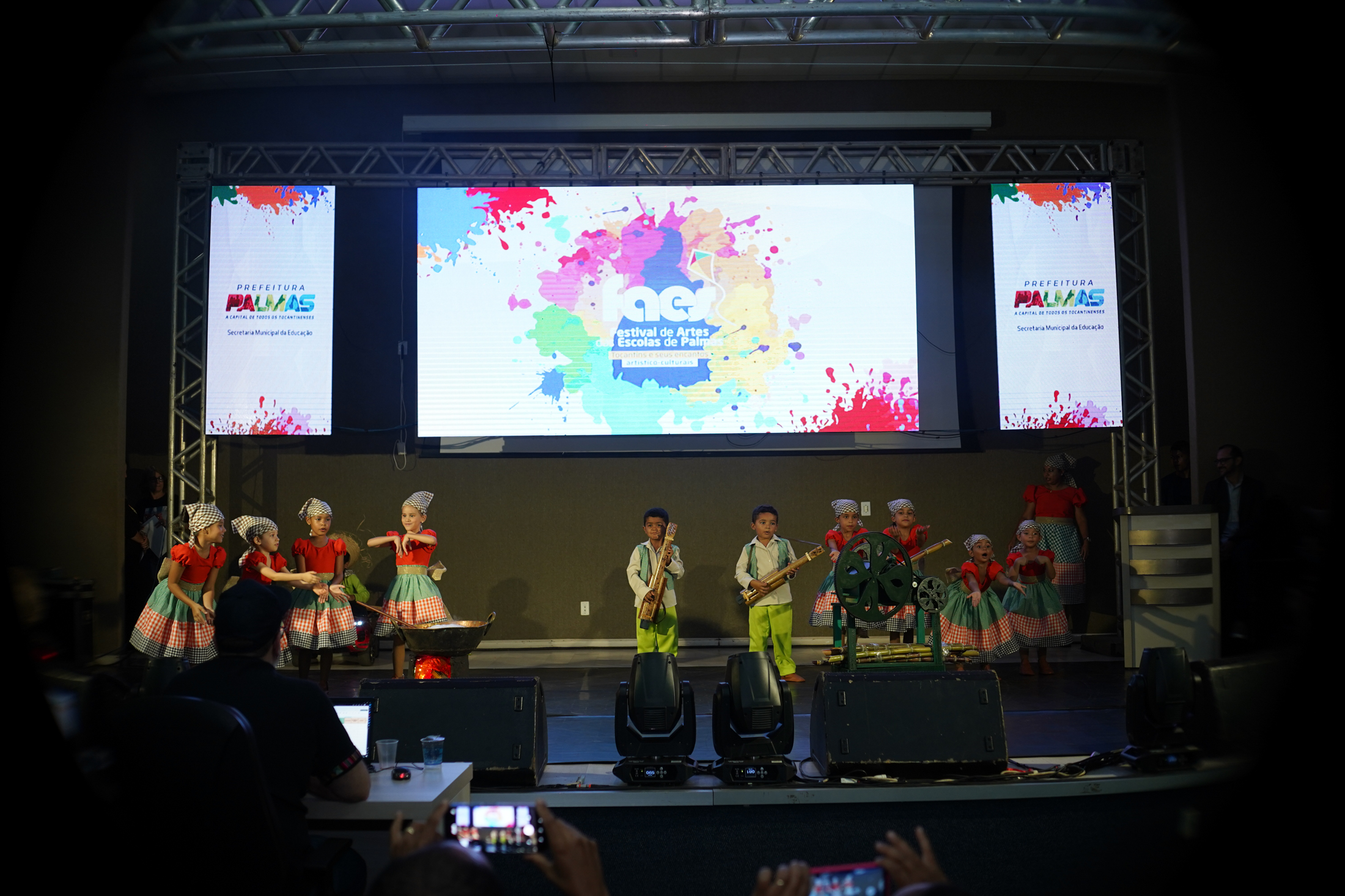 Público lota auditório da ETI Tamandaré e prestigia apresentações de dança