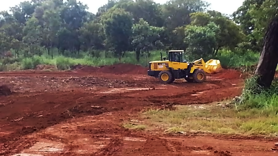 Pista de motocross recebe ajustes para realização de competição