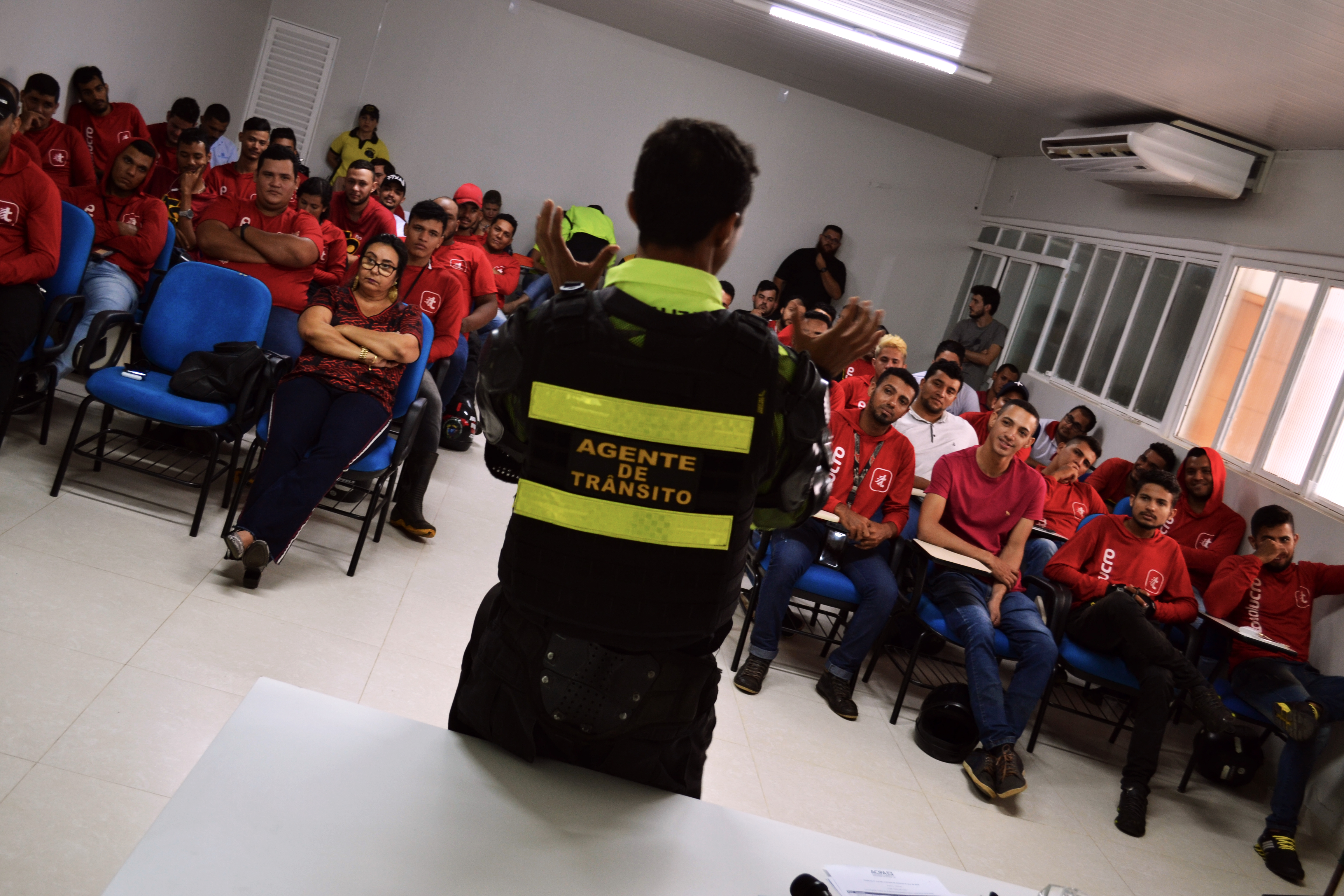Motociclistas de entrega em Palmas participam de palestra sobre cuidados no trânsito