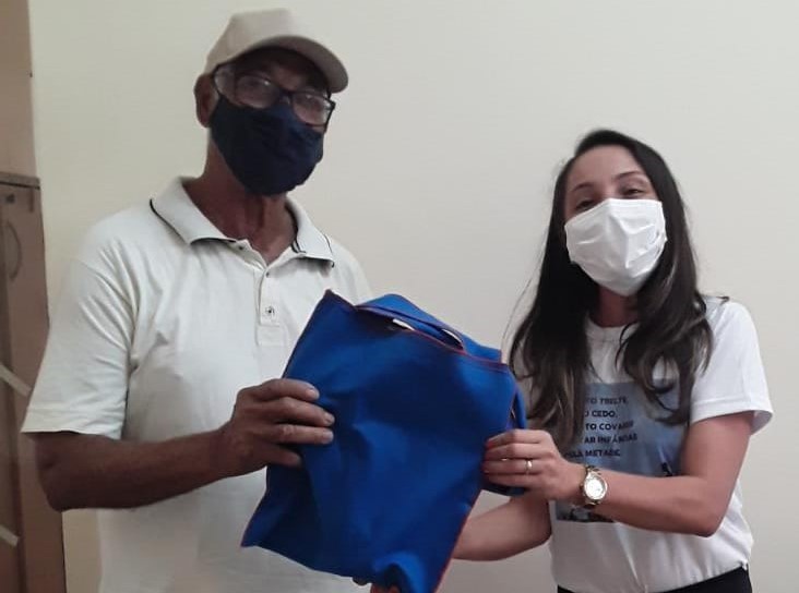 Idosos do Grupo Feliz Idade recebem ‘Kit Colorir’ no Cras Karajá I