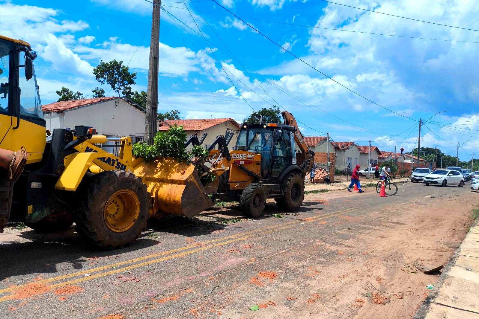 Limpeza no Jardim Taquari necessitou de maquinário pesado após danos provocados pela forte ventania