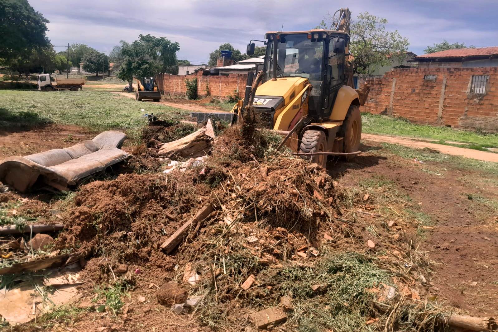 Retirada de entulho em terreno no setor Santa Barbara