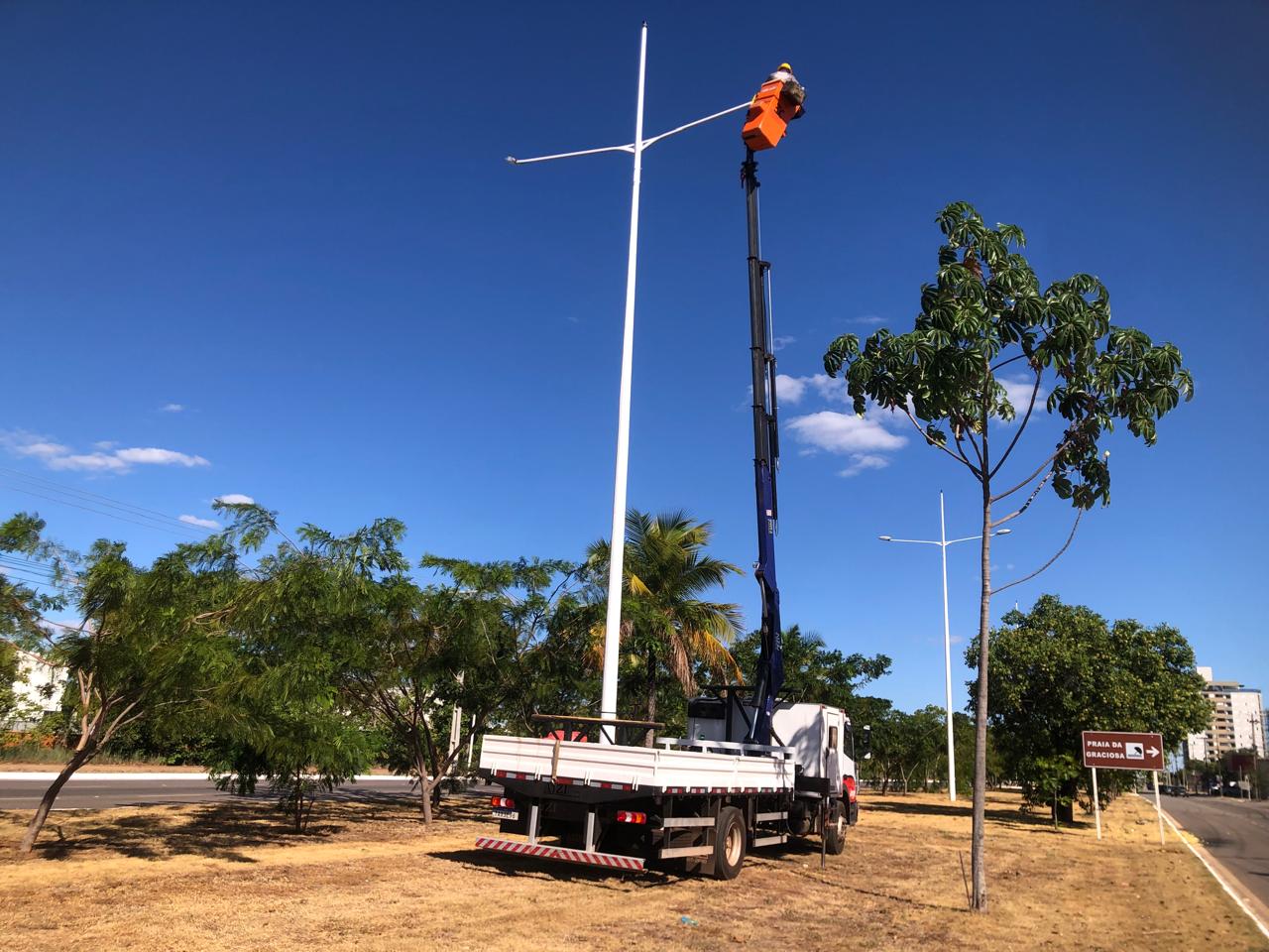 Avenida NS-15, onde estão sendo instaladas a luminárias, já alcança mais de 50% dos serviços já foram realizados