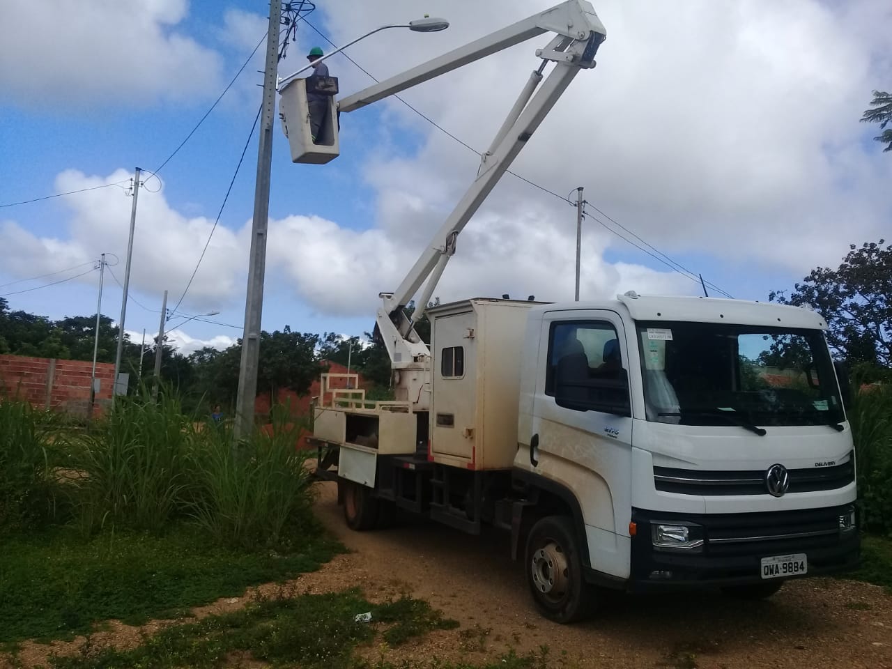 Rua Piauí, no setor Irmã Dulce, recebe serviços de iluminação pública