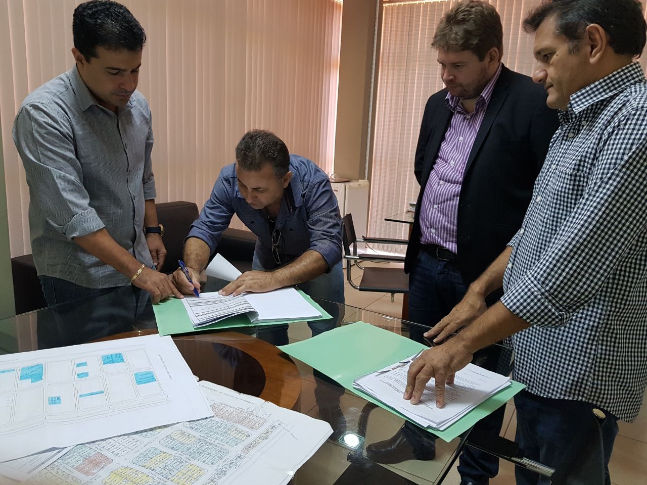 Empresários recebem títulos de imóveis do Condomínio Empresarial e dão novo passo para melhoria de seus empreendimentos