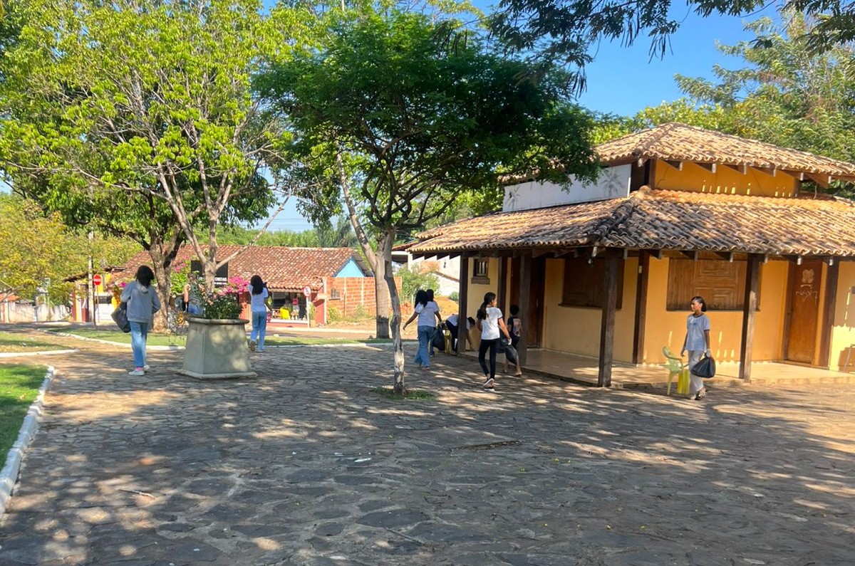 Os participantes percorreram diferentes pontos do Distrito recolhendo resíduos e orientando os moradores sobre a importância de manter os espaços públicos limpos