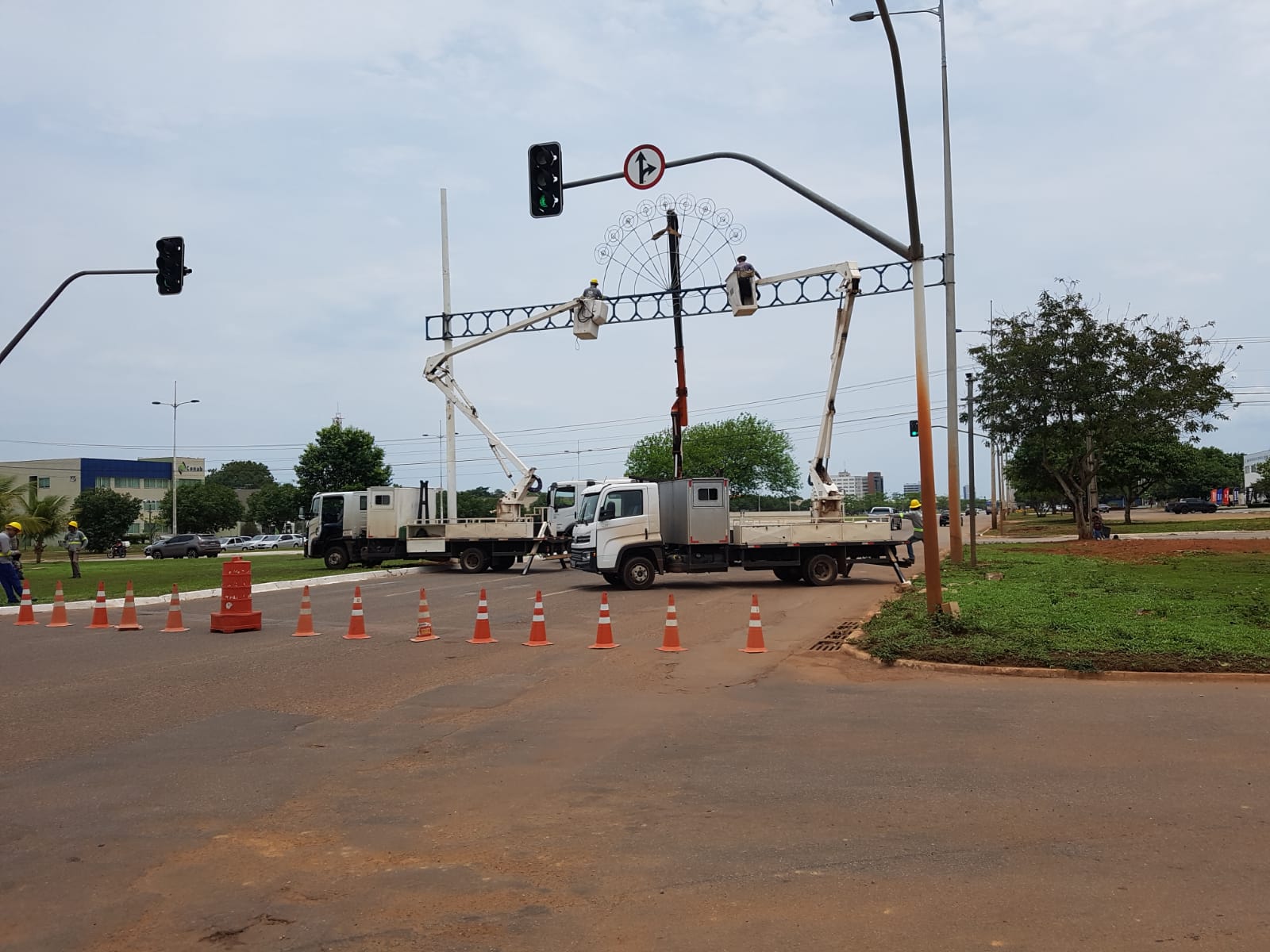Cruzamentos da Teotônio Segurado são temporariamente fechados para instalação de luzes de Natal