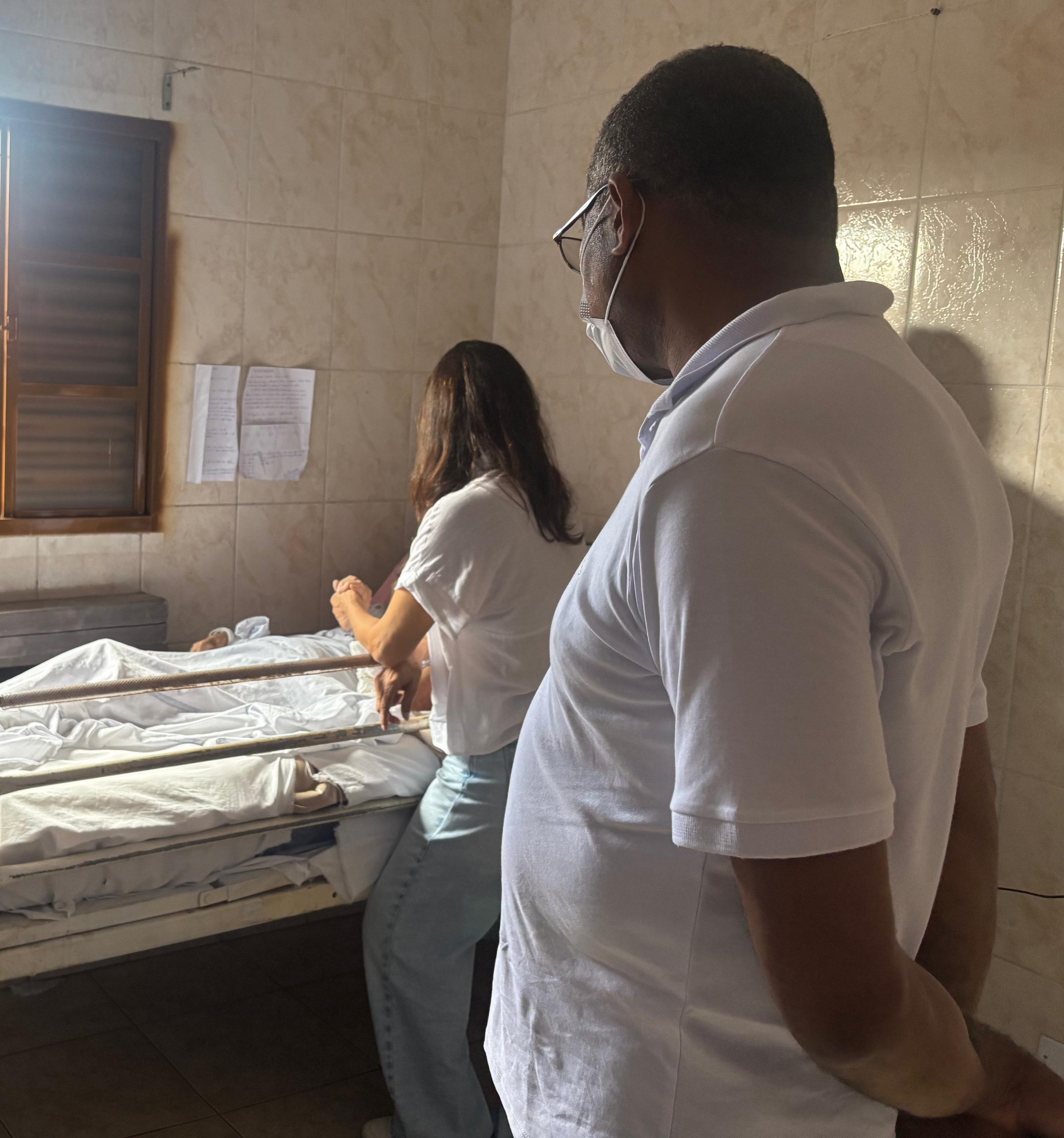 Secretária Municipal de Ação Social e da Mulher, Polyanna Siqueira Campos, e o secretário-executivo, Amilson Rodrigues, durante visita à instituição 