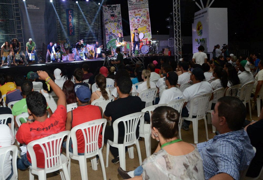 Prefeito Carlos Amastha prestigia espetáculo musical do grupo internacional Gen Rosso