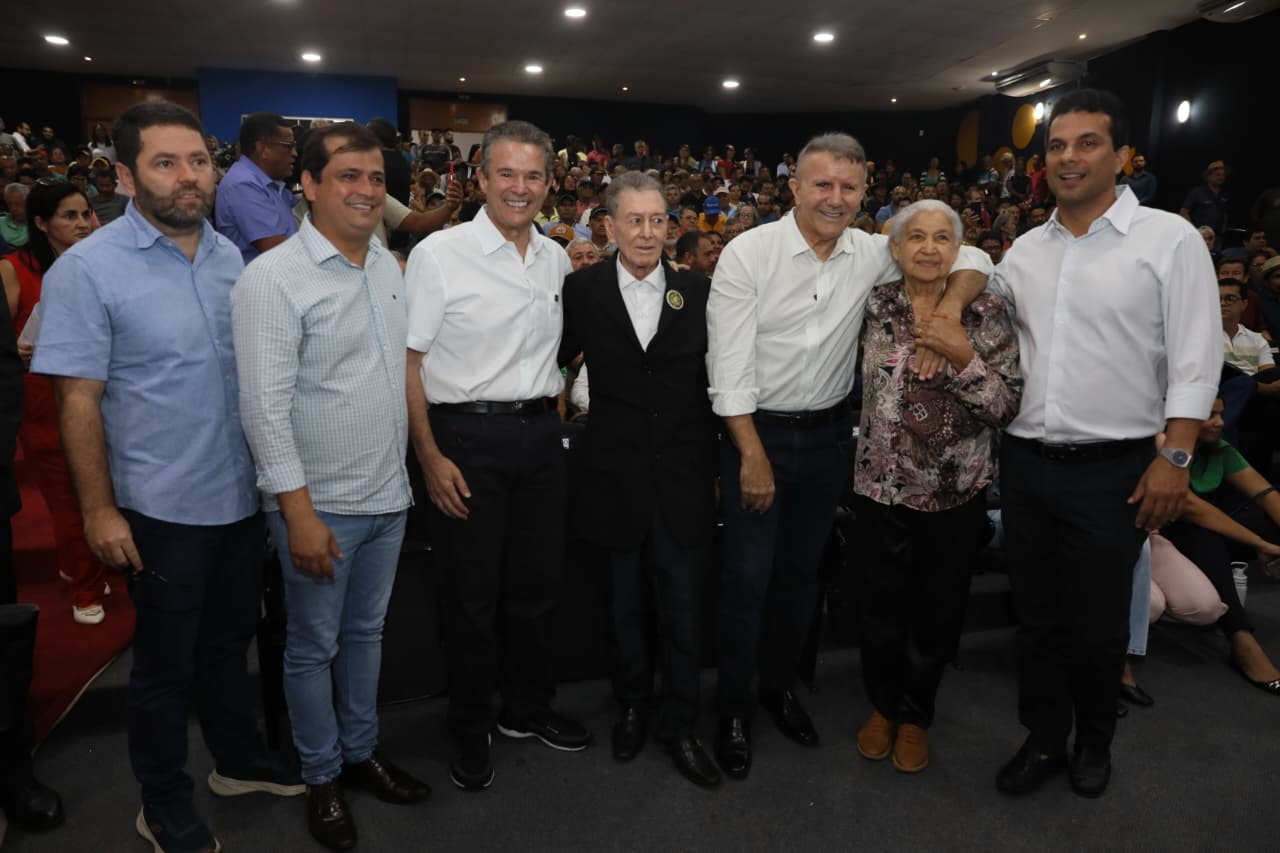 Prefeito Eduardo Siqueira Campos, senador Irajá Abreu, ministro André de Paula, secretário Diogo Borges e representantes da agricultura familiar da Capital - Foto Edu Fortes