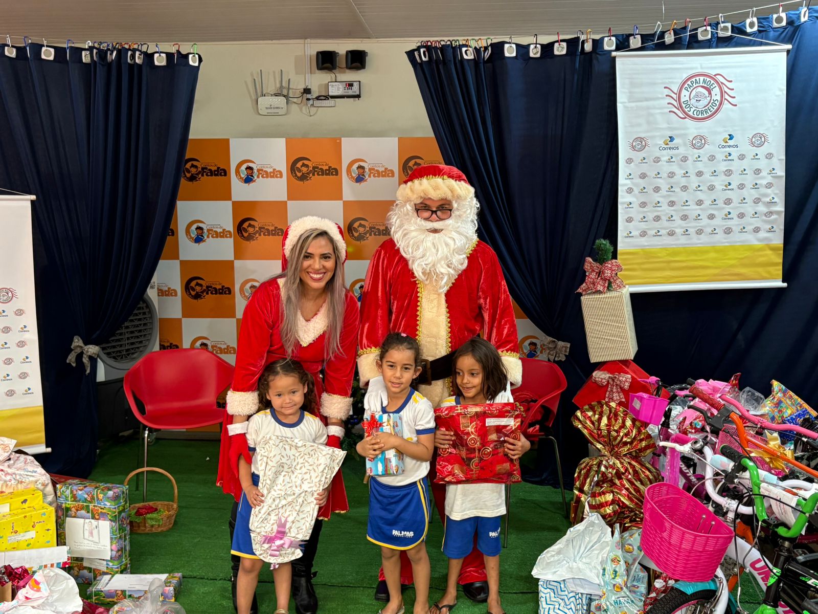 A ação faz parte da campanha Papai Noel dos Correios, que beneficiou 390 crianças atendidas pelo Cmei Contos de Fadas