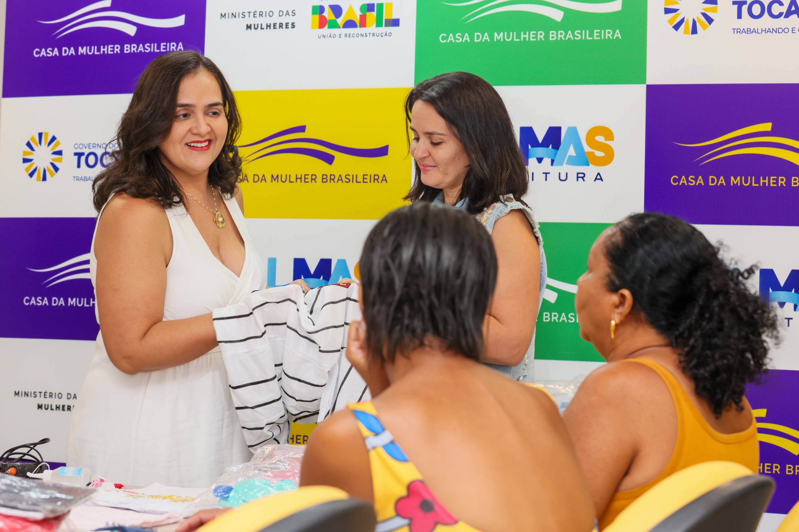 Superintende da Casa da Mulher, Monik Carreiro Lima e Dorta (à esq), e a professora Heloísa Novelli ao lado de mulheres atendidas pelo Projeto Ponto de Partida