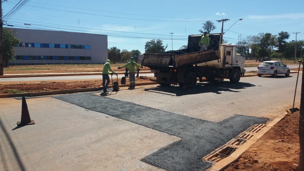 Entenda o que pode danificar o asfalto da sua rua e como solicitar o serviço de tapa-buraco