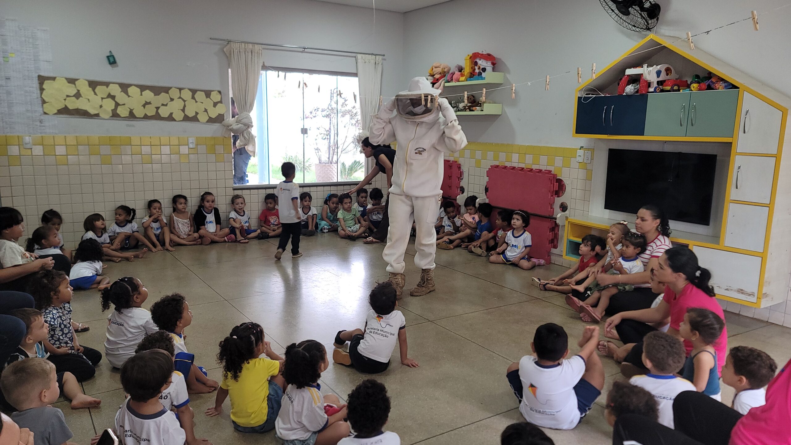 Crianças do Cmei Romilda Budke em Palmas recebem apicultor e aprendem sobre importância das abelhas