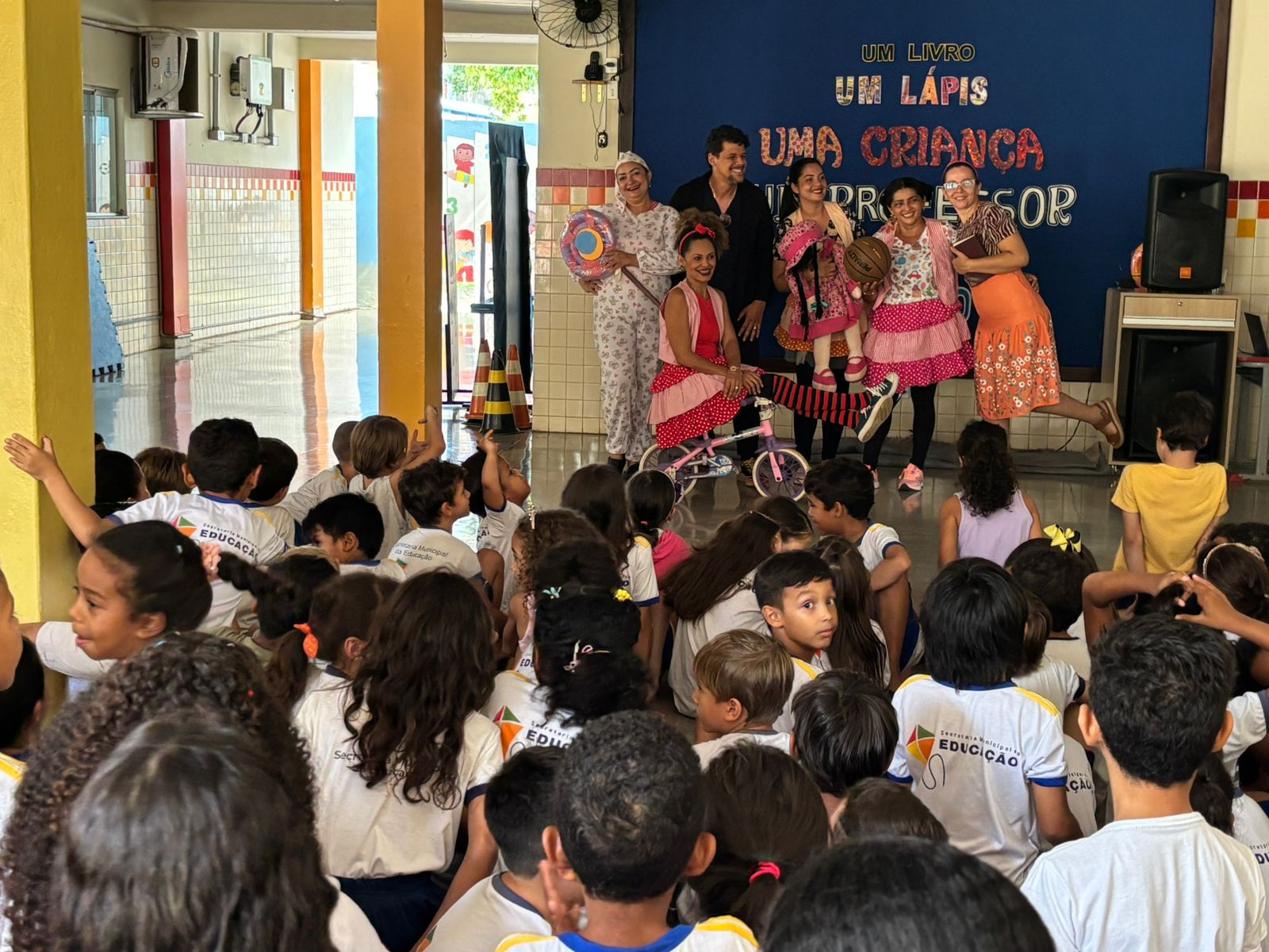 As crianças também prestigiaram as peças teatrais educativas, como “Serafim e Luiza contra o Bullying” e “O Ladrão da Alegria