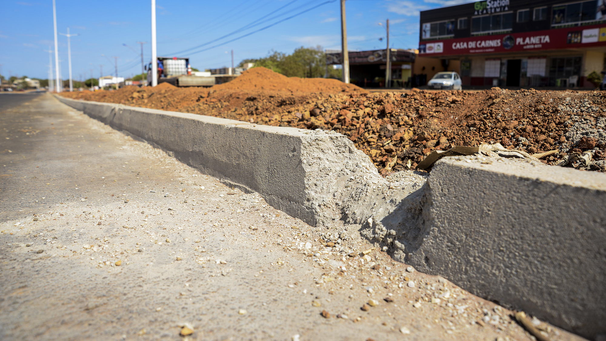 Vandalismo provoca danos a meios-fios da Palmas Brasil Norte