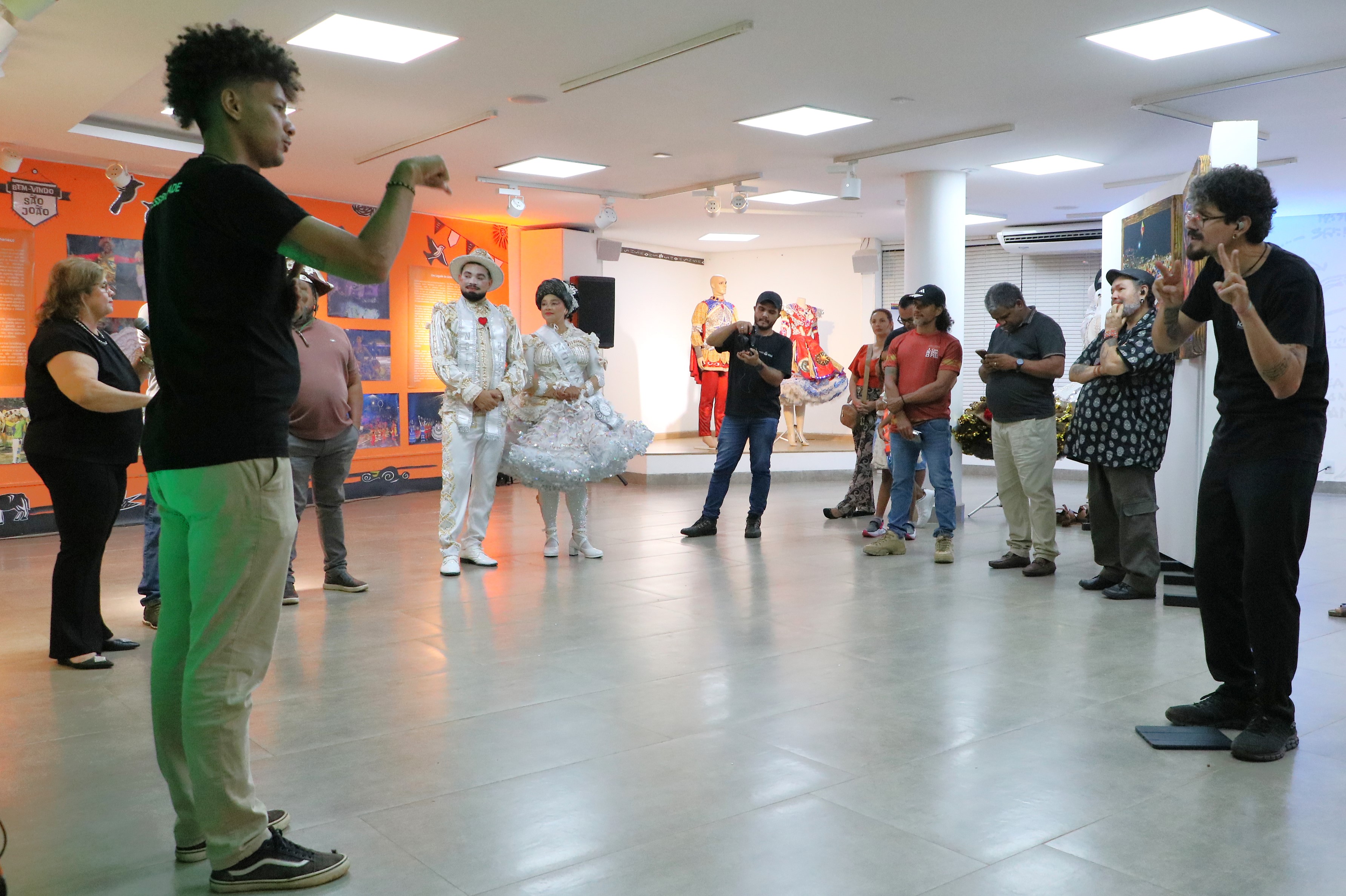 Os intérpretes de Língua Brasileira de Sinais  Paulo Cézar Ferreira Guimarães (esq.) e Luan Crispim de Andrade (dir.) foram os responsáveis por promover acessibilidade à atividade