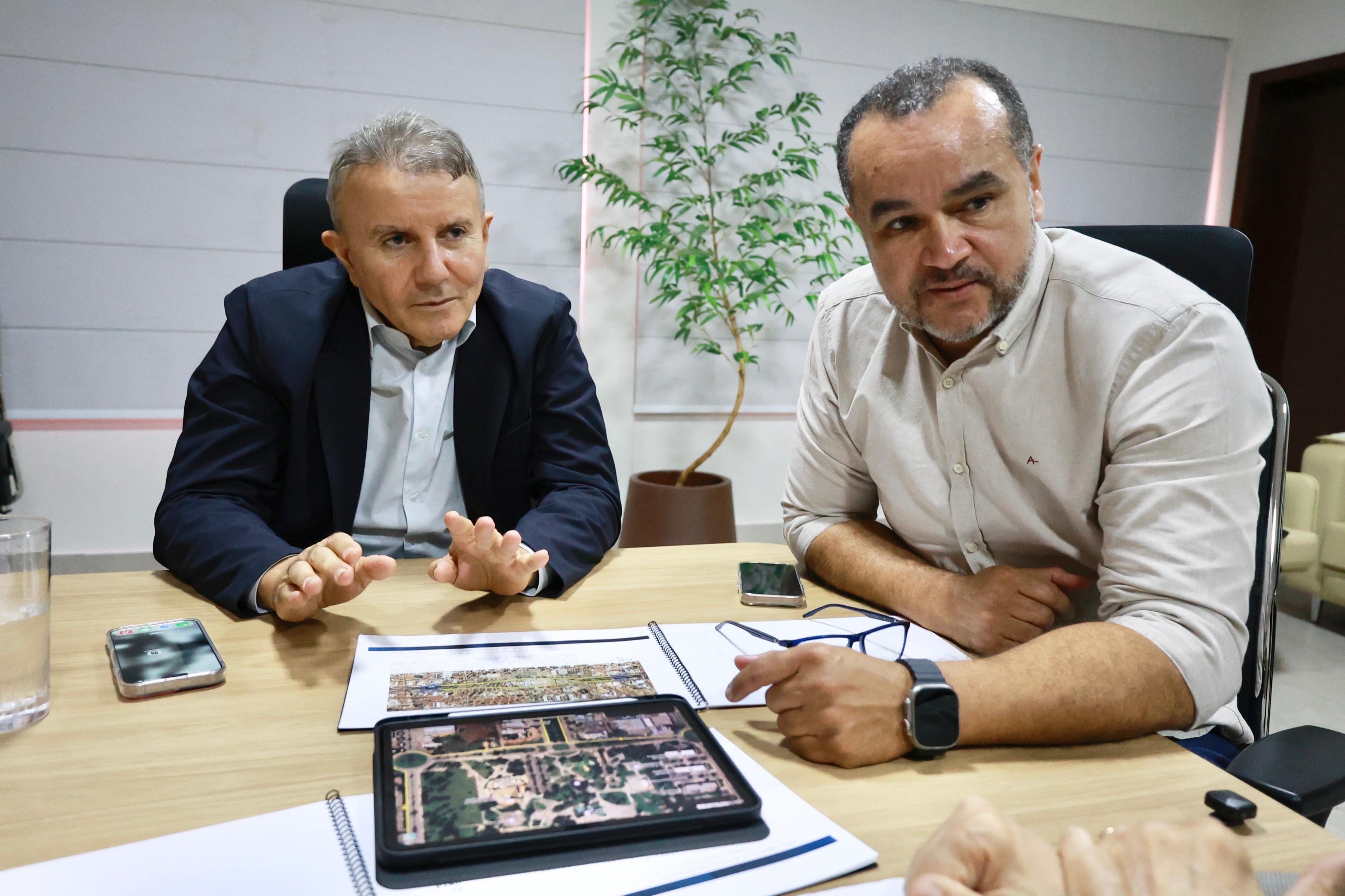 Prefeito de Palmas, Eduardo Siqueira, e o secretário de Infraestrutura e Obras Públicas, Paulo Cezar Monteiro, durante reunião para apresentação de projetos inovadores para a Capital