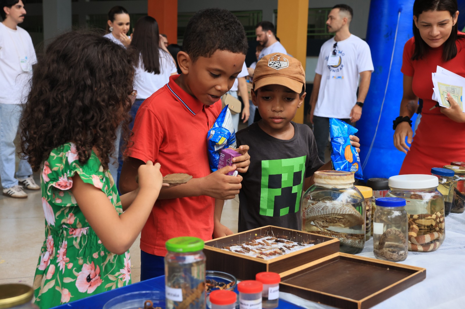 Entre as atividades    realizadas estiveram roda de conversa, pula-pula, jogos, pintura facial, apresentações de dança