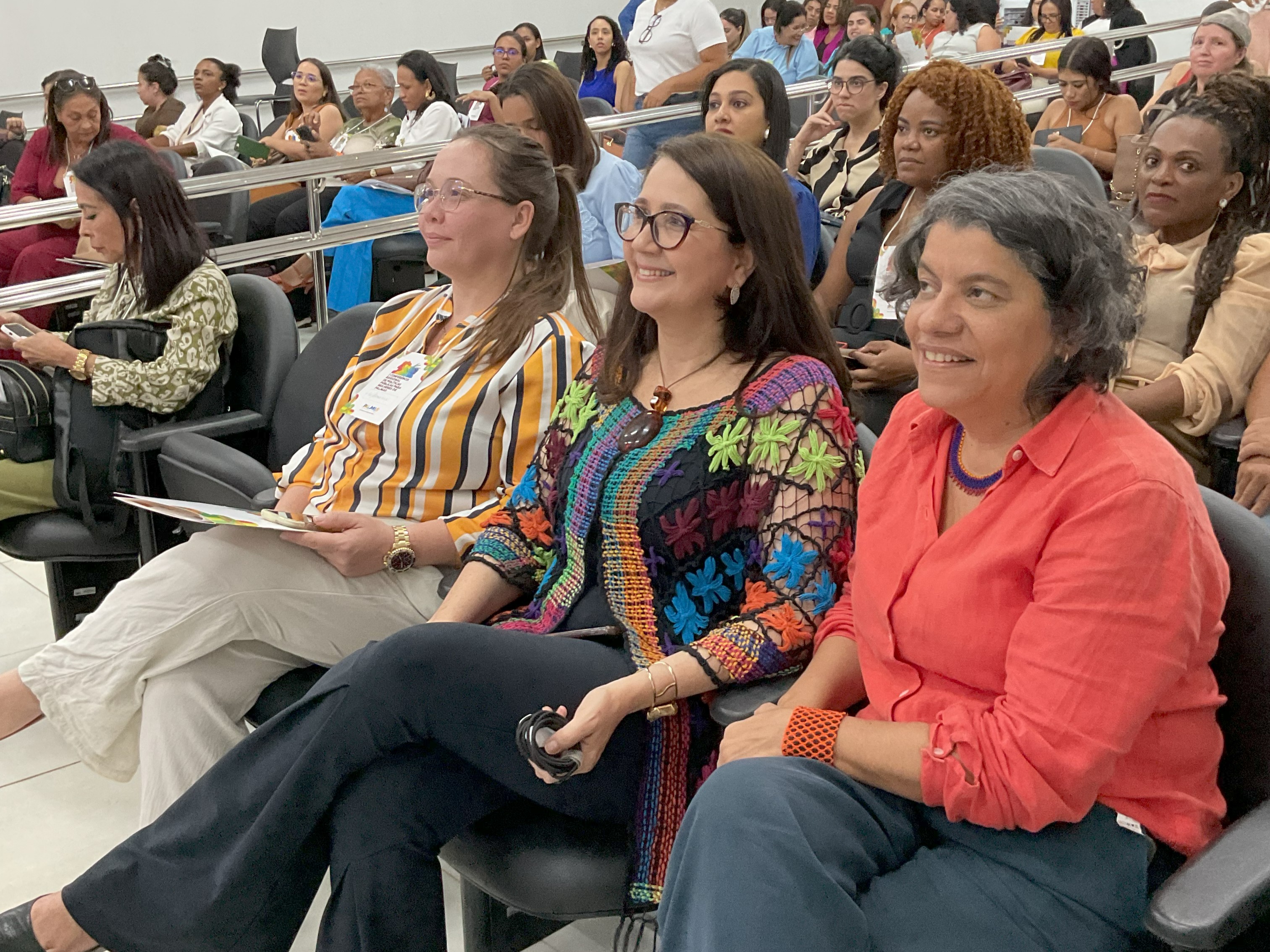 A secretária executiva de Igualdade Racial e Direitos Humanos de Palmas, Marieni Wieczorek (à esq.) acompanhada da secretária nacional e da secretária executiva de Enfrentamento à Violência contra as Mulheres do Ministério das Mulheres, Estela Bezerra (à dir.) e Eutália Barbosa (entre as duas).