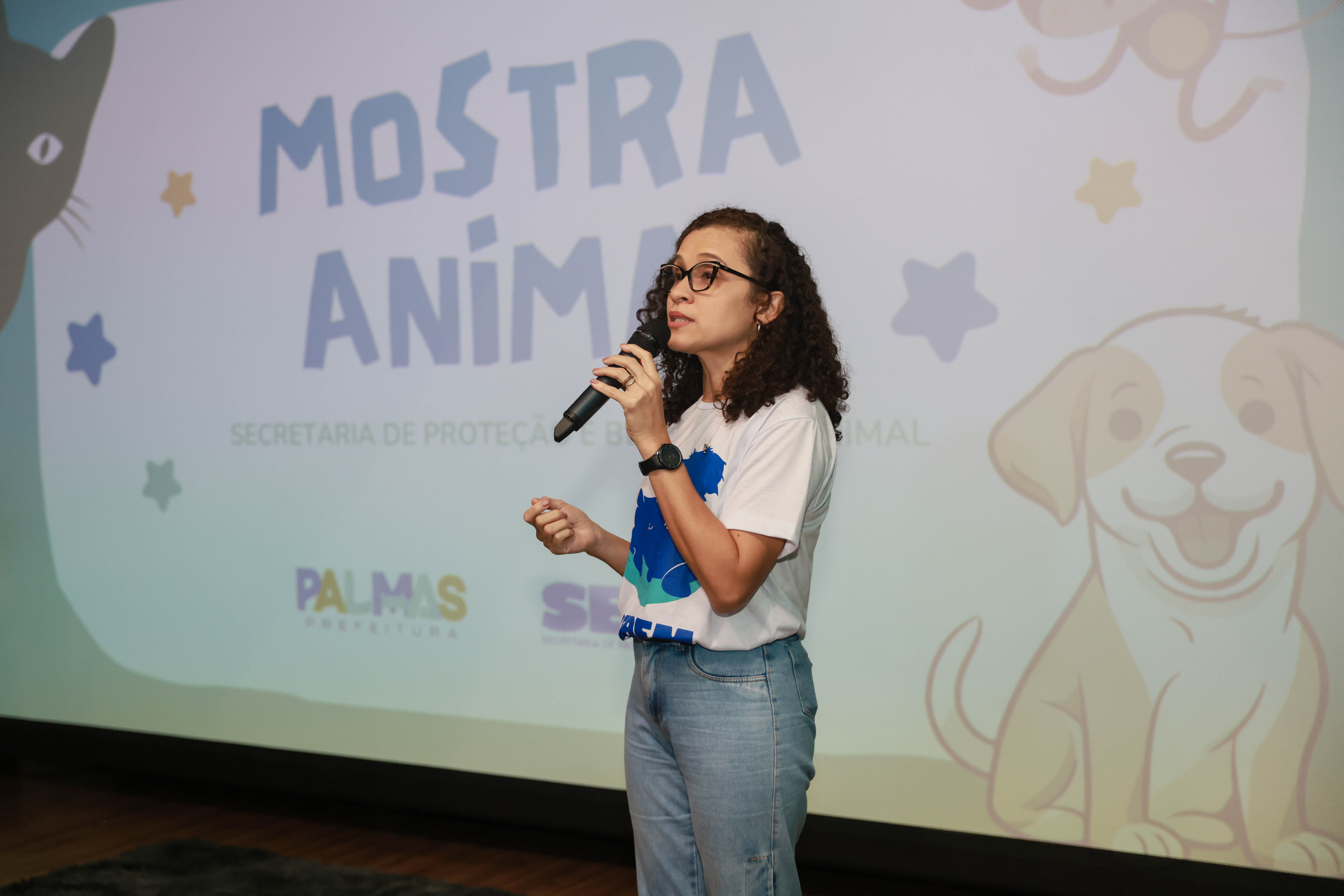 Keylla Farias, diretora de Educação Popular da SEBEM, conversa com alunos durante a 1ª Mostra Animal.