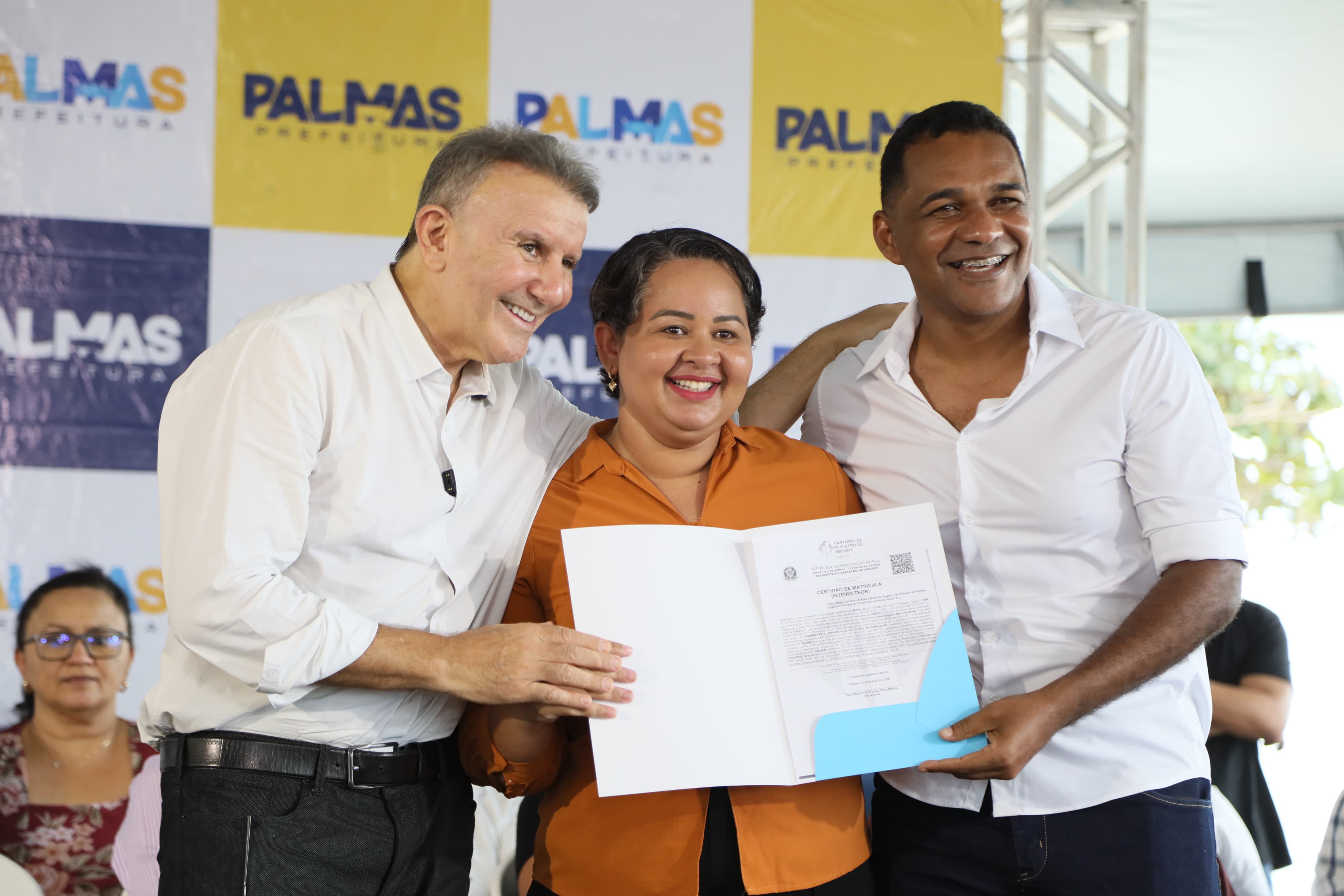 Eduarda Alves de Carvalho, recebe o  título do imóvel das mãos do Prefeito Eduardo Siqueira Campos e do vereador Waldson da Agesp