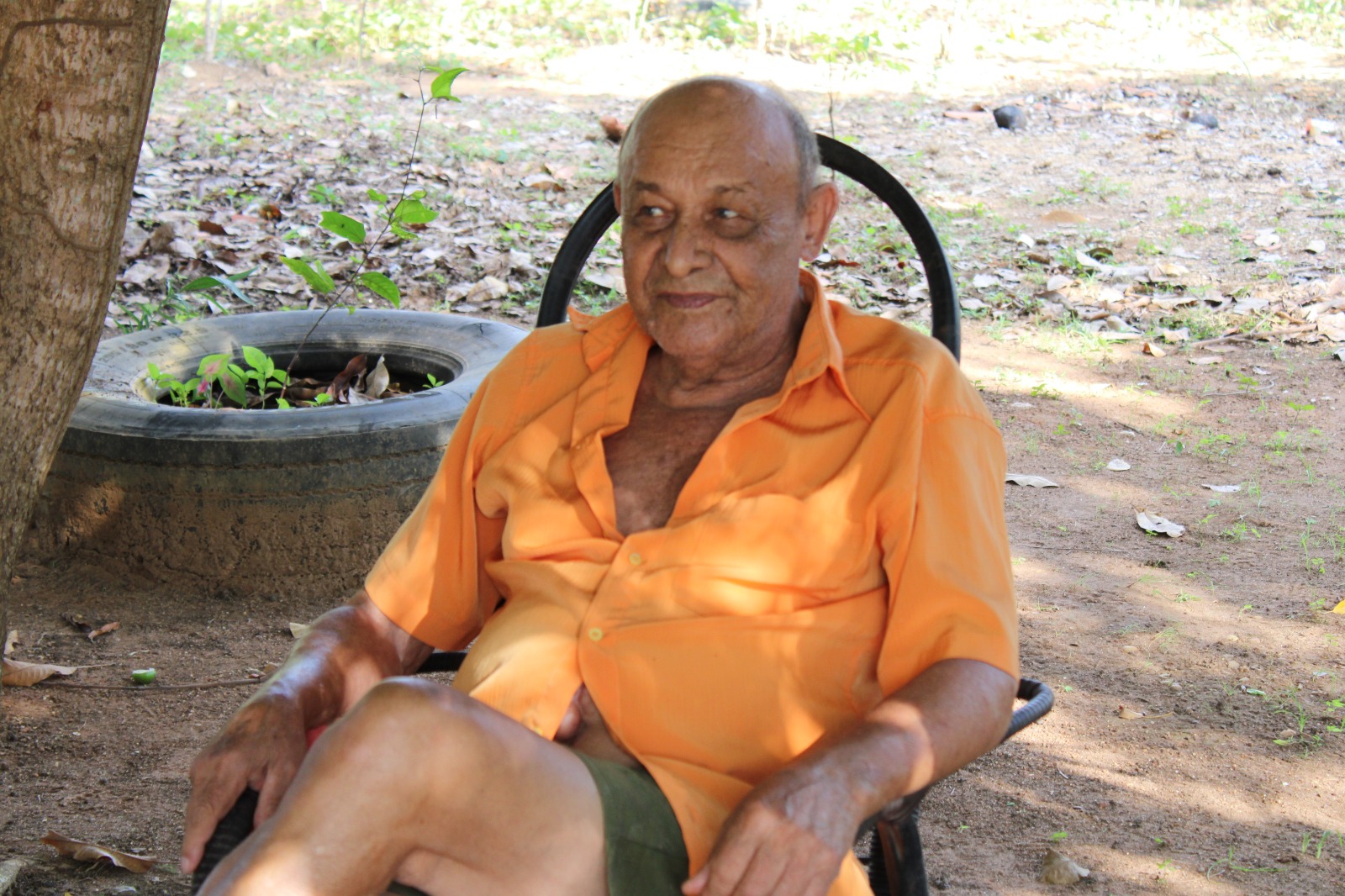 O patriarca da famíla, Carlos Ribeiro da Silva, usuário do SUS, conhece os residentes que lhe acompanharão