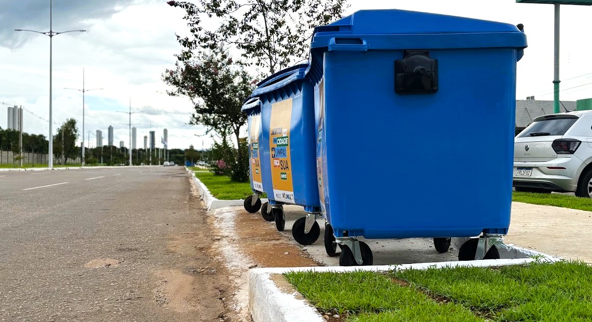 Lixeiras com recuo na Avenida LO-03