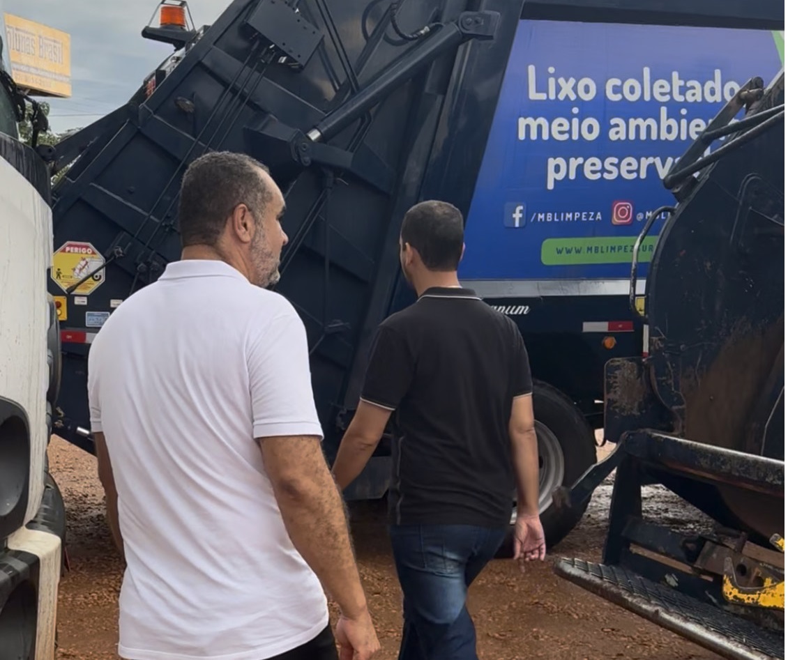 Secretário Paulo Cezar Monteiro conferiu a entrega dos novos caminhões – Foto: Divulgação