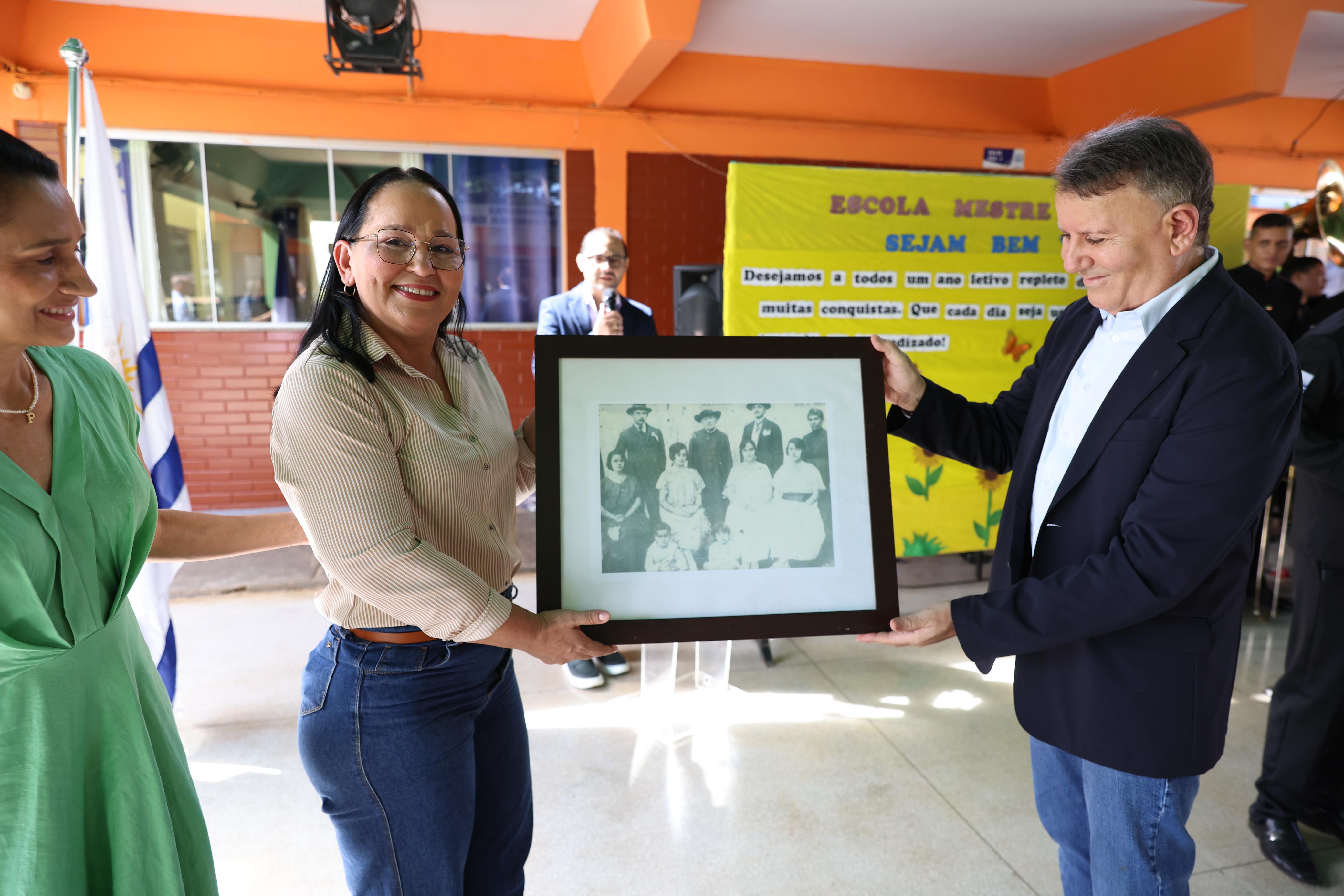 Prefeito entrega foto familiar emoldurada doada à Escola Municipal Mestre Pacífico Siqueira Campos