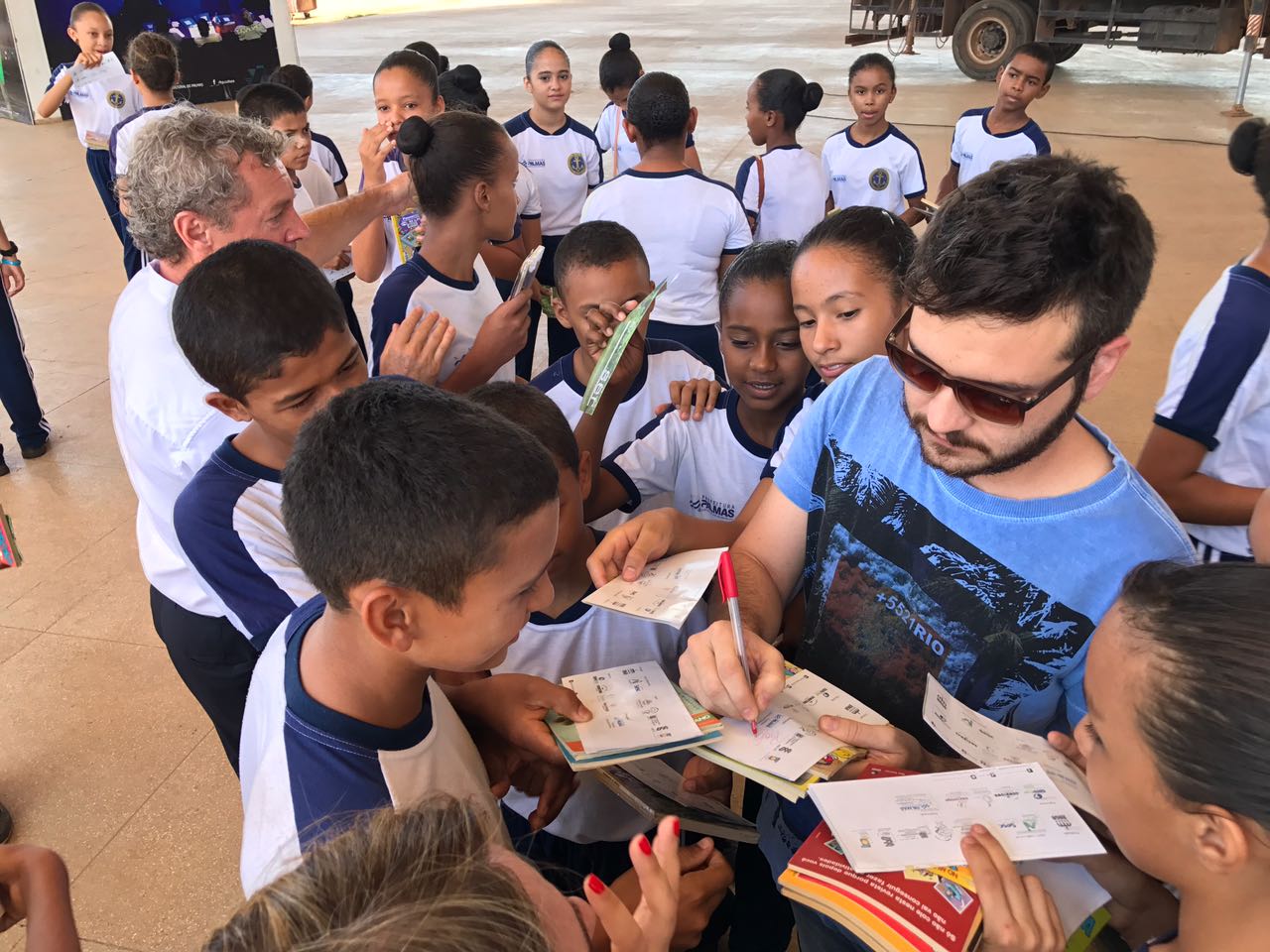 Artista Rogo recebe estudantes em sua exposição “Ser” na FCP e destaca interesse de jovens na cultura local