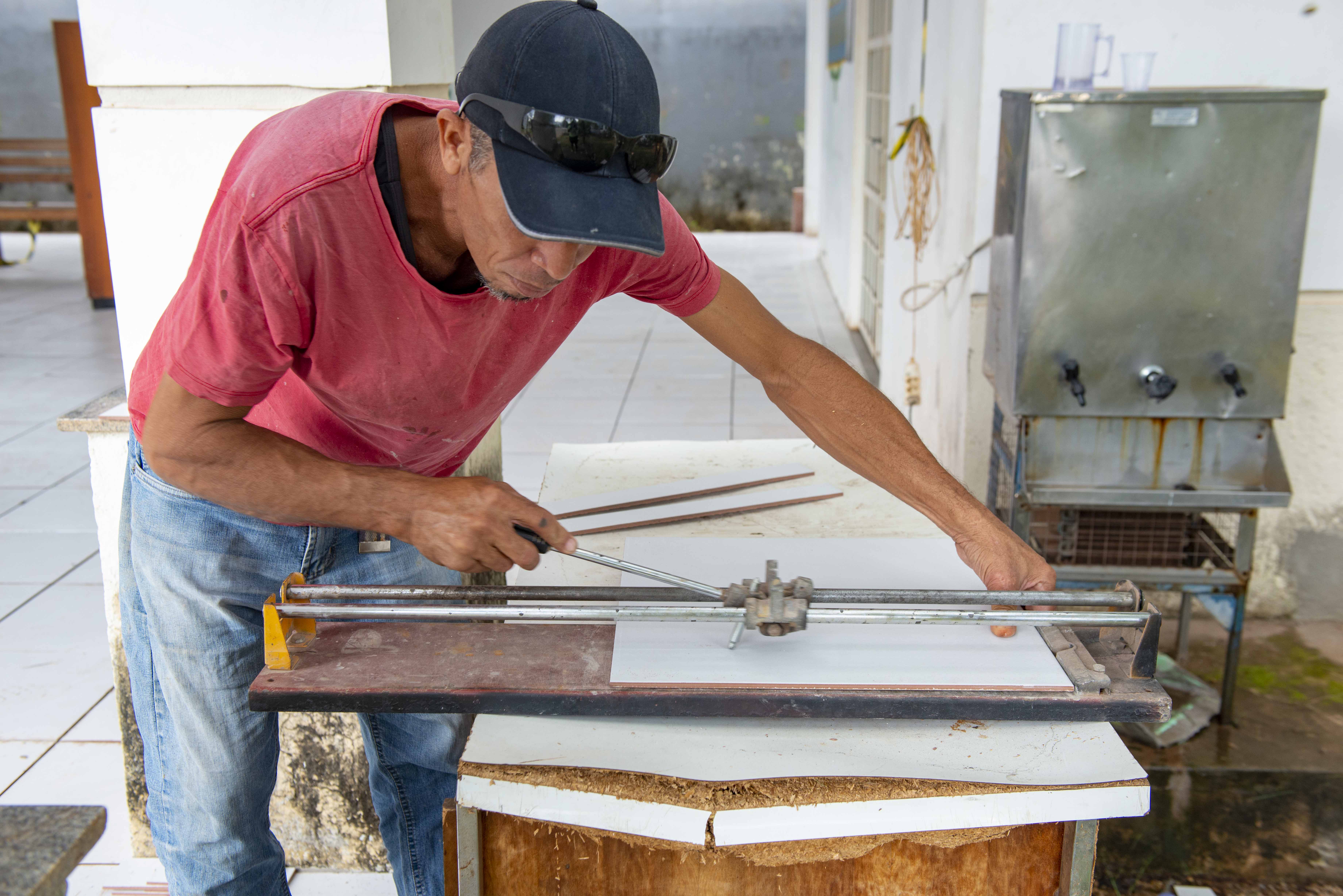 Seisp faz troca de piso de base comunitária da Arse 92