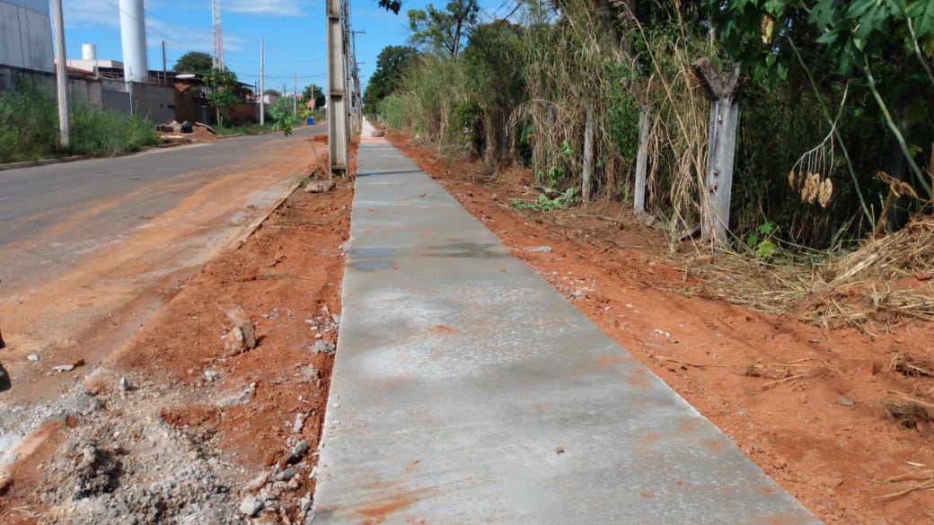 Depois de rede de drenagem e asfalto, Rua NS-A ganha calçamento