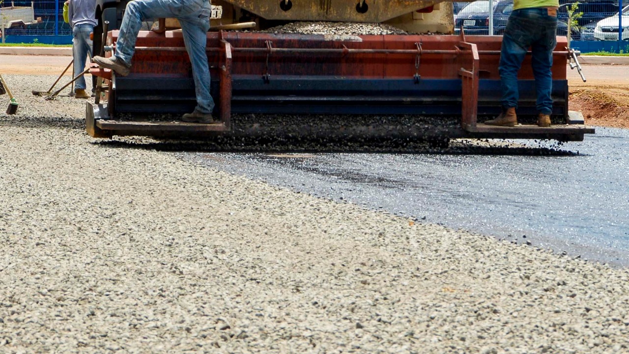 Trecho duplicado da Avenida LO-33 começa a receber pavimentação